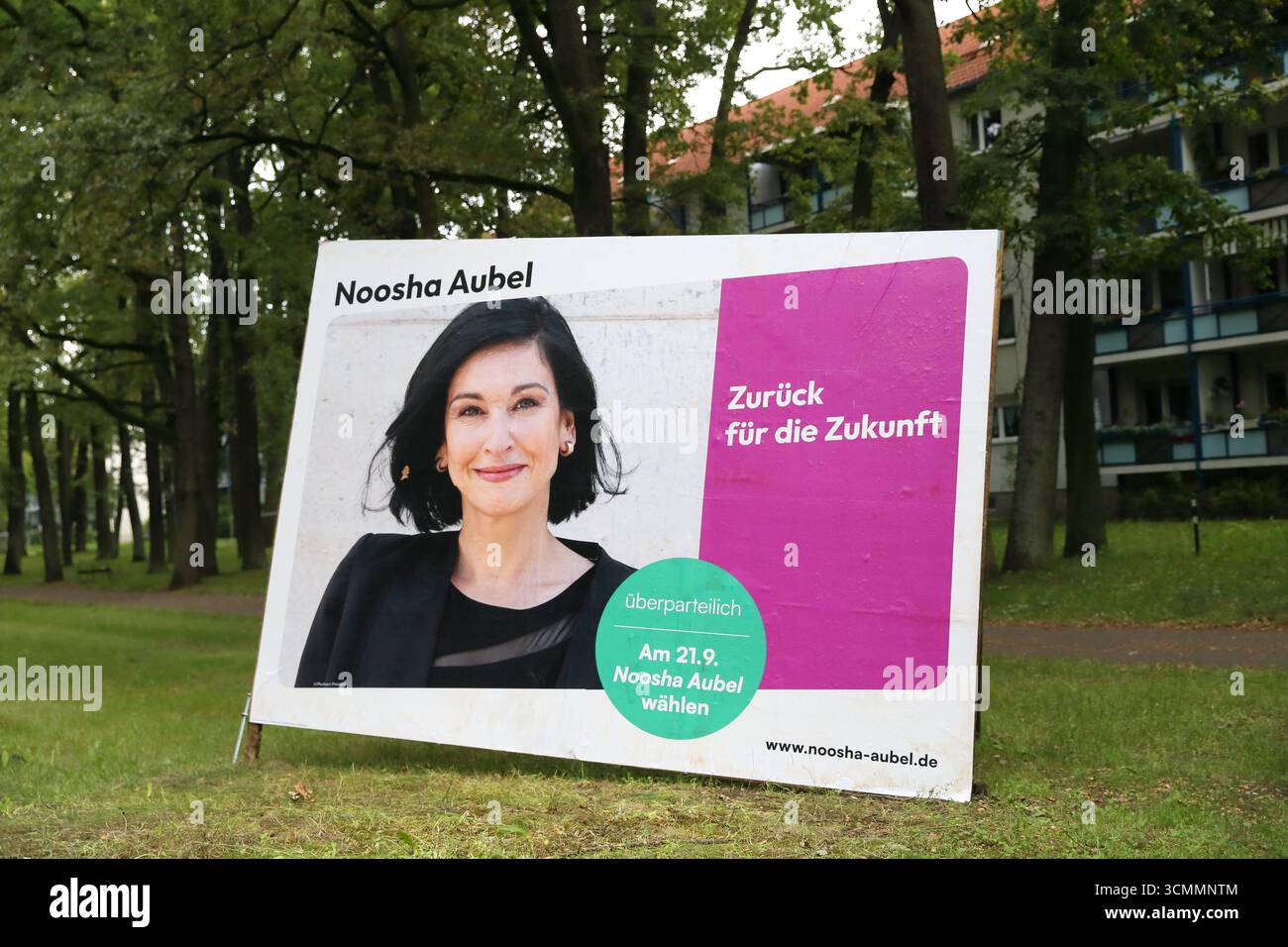 Wahlplakat von Noosha Aubel parteilos für die Oberbürgermeisterwahl a Potsdam, 16. Settembre 2025. Die Wahl findet AM 21. statt. Settembre Oberbürgermeisterwahl a Potsdam *** manifesto elettorale di Noosha Aubel non-partito per le elezioni sindaco a Potsdam, 16 settembre 2025 le elezioni si svolgeranno il 21 settembre elezioni Mayoral a Potsdam Foto Stock