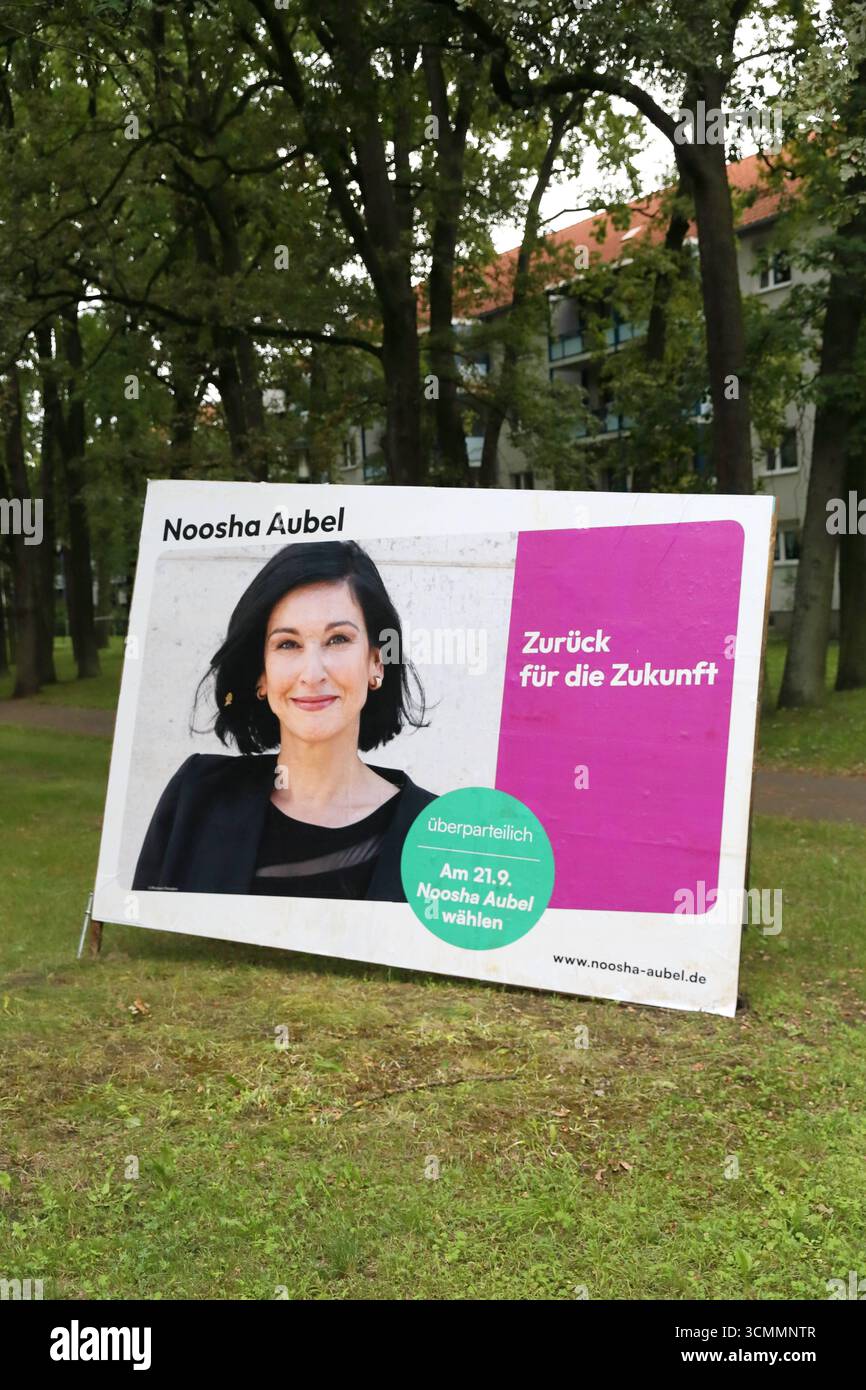 Wahlplakat von Noosha Aubel parteilos für die Oberbürgermeisterwahl a Potsdam, 16. Settembre 2025. Die Wahl findet AM 21. statt. Settembre Oberbürgermeisterwahl a Potsdam *** manifesto elettorale di Noosha Aubel non-partito per le elezioni sindaco a Potsdam, 16 settembre 2025 le elezioni si svolgeranno il 21 settembre elezioni Mayoral a Potsdam Foto Stock