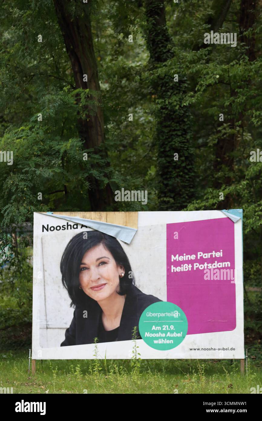 Wahlplakat von Noosha Aubel parteilos für die Oberbürgermeisterwahl a Potsdam, 16. Settembre 2025. Die Wahl findet AM 21. statt. Settembre Oberbürgermeisterwahl a Potsdam *** manifesto elettorale di Noosha Aubel non-partito per le elezioni sindaco a Potsdam, 16 settembre 2025 le elezioni si svolgeranno il 21 settembre elezioni Mayoral a Potsdam Foto Stock
