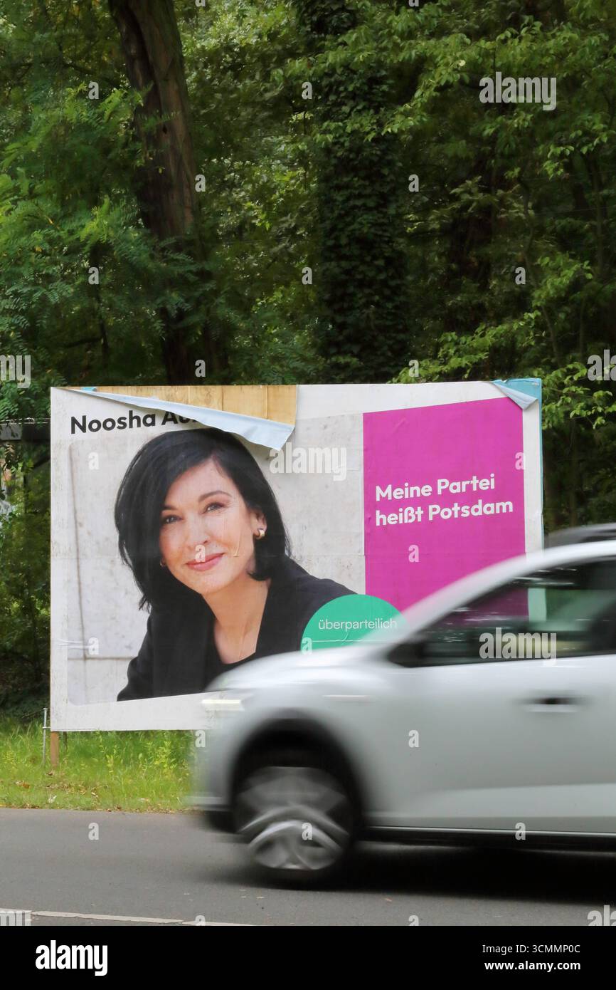 Wahlplakat von Noosha Aubel parteilos für die Oberbürgermeisterwahl a Potsdam, 16. Settembre 2025. Die Wahl findet AM 21. statt. Settembre Oberbürgermeisterwahl a Potsdam *** manifesto elettorale di Noosha Aubel non-partito per le elezioni sindaco a Potsdam, 16 settembre 2025 le elezioni si svolgeranno il 21 settembre elezioni Mayoral a Potsdam Foto Stock