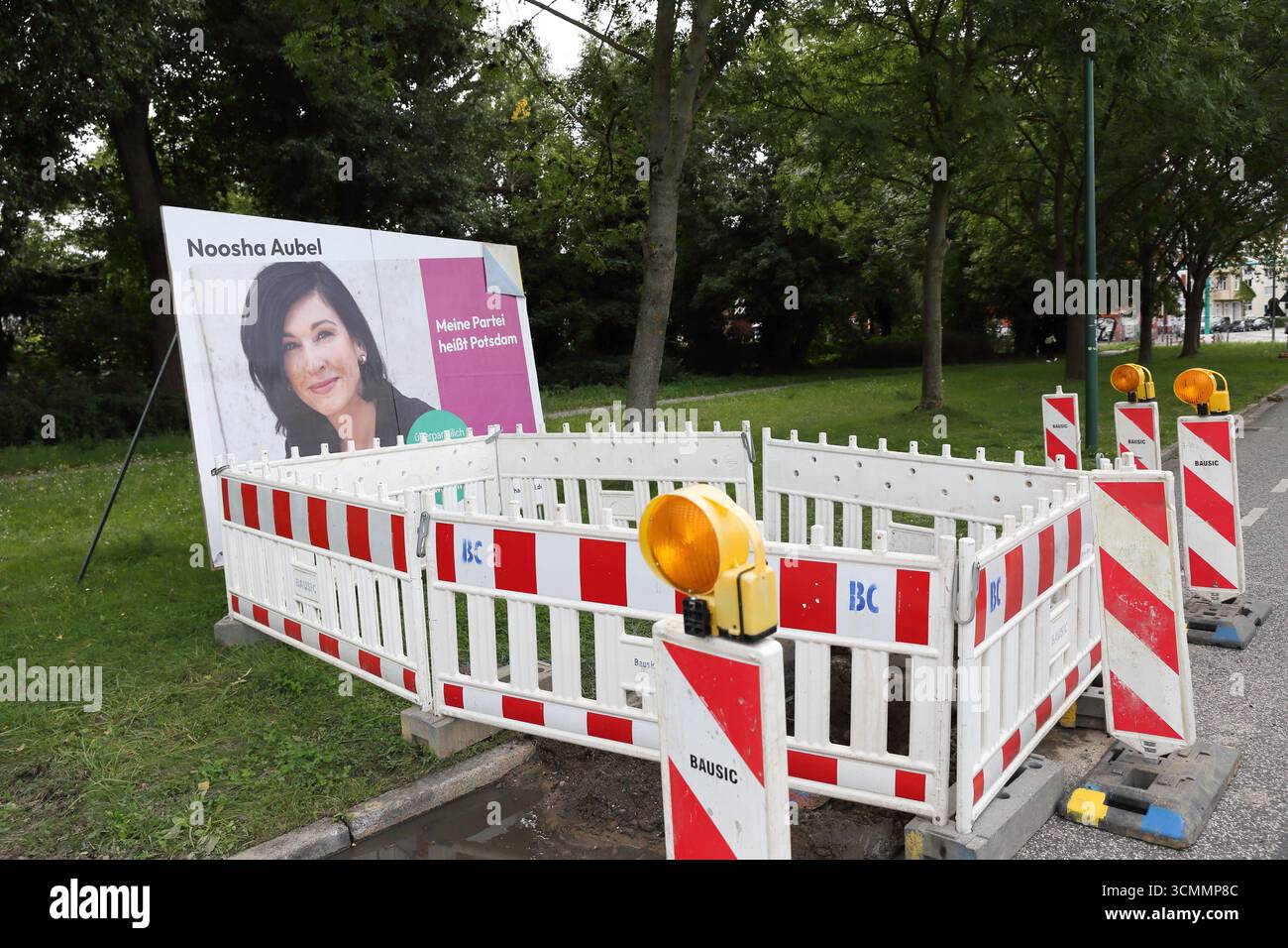 Wahlplakat von Noosha Aubel parteilos für die Oberbürgermeisterwahl a Potsdam, 16. Settembre 2025. Die Wahl findet AM 21. statt. Settembre Oberbürgermeisterwahl a Potsdam *** manifesto elettorale di Noosha Aubel non-partito per le elezioni sindaco a Potsdam, 16 settembre 2025 le elezioni si svolgeranno il 21 settembre elezioni Mayoral a Potsdam Foto Stock