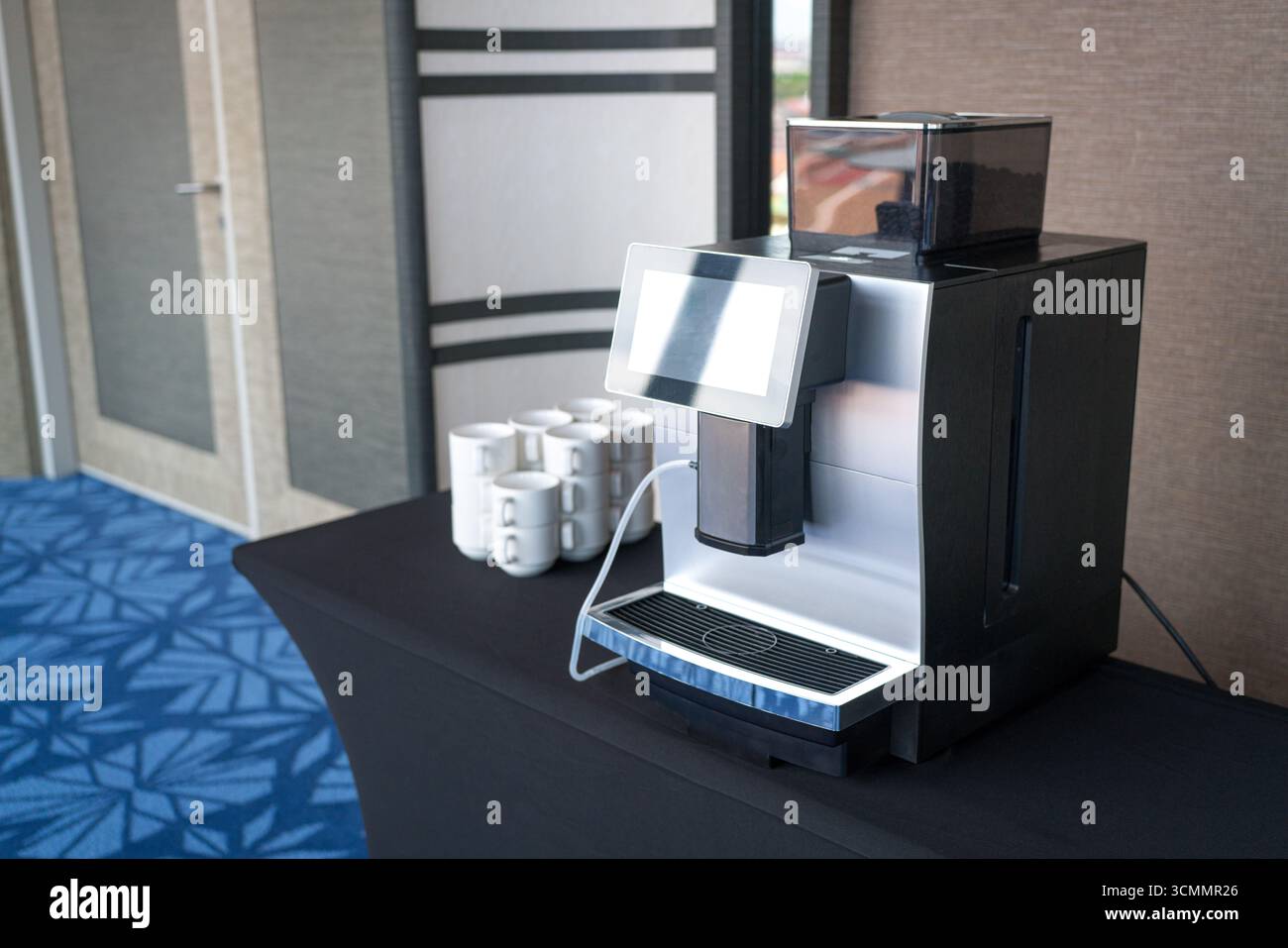 Corridoio del centro congressi dell'hotel con macchina per il caffè e tazze per le pause caffè. Foto Stock