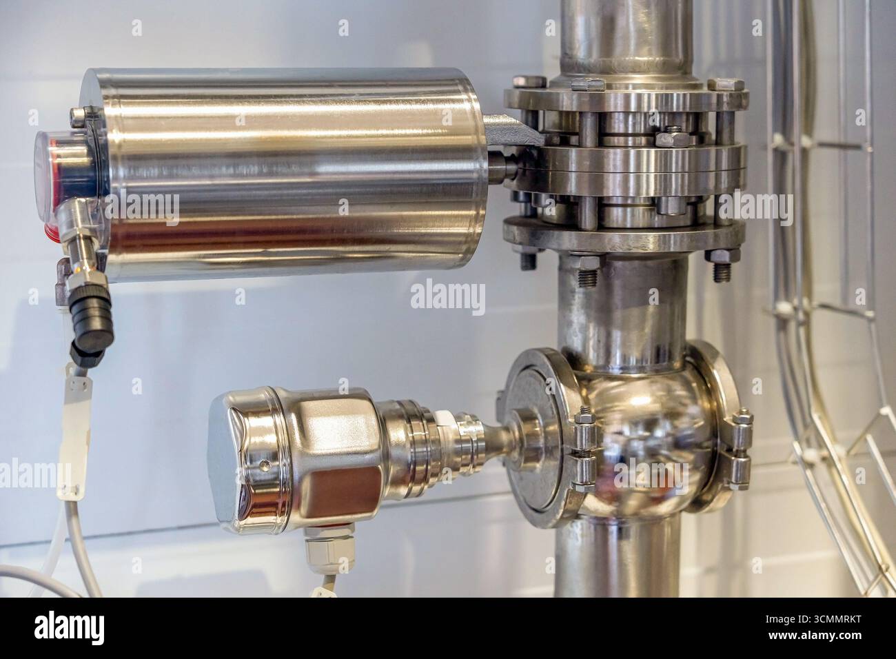 Attuatore elettrico in acciaio inox con valvola a farfalla ed elettrovalvola sulla tubazione. Moderne apparecchiature di automazione per l'industria alimentare e delle bevande. Foto Stock