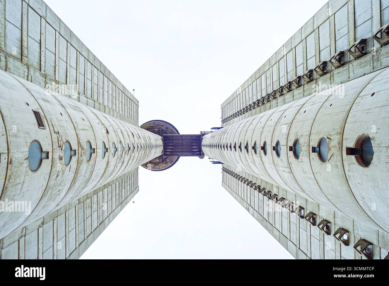 La Genex Tower di Belgrado: Una vista dal basso verso l'alto. Torri di cemento unite da un ponte ai piani superiori. Simbolo dell'identità urbana e del patrimonio modernista Foto Stock La Genex Tower di Belgrado: Una vista dal basso verso l'alto. Torri di cemento unite da un ponte ai piani superiori. Simbolo dell'identità urbana e del patrimonio modernista Foto Stock