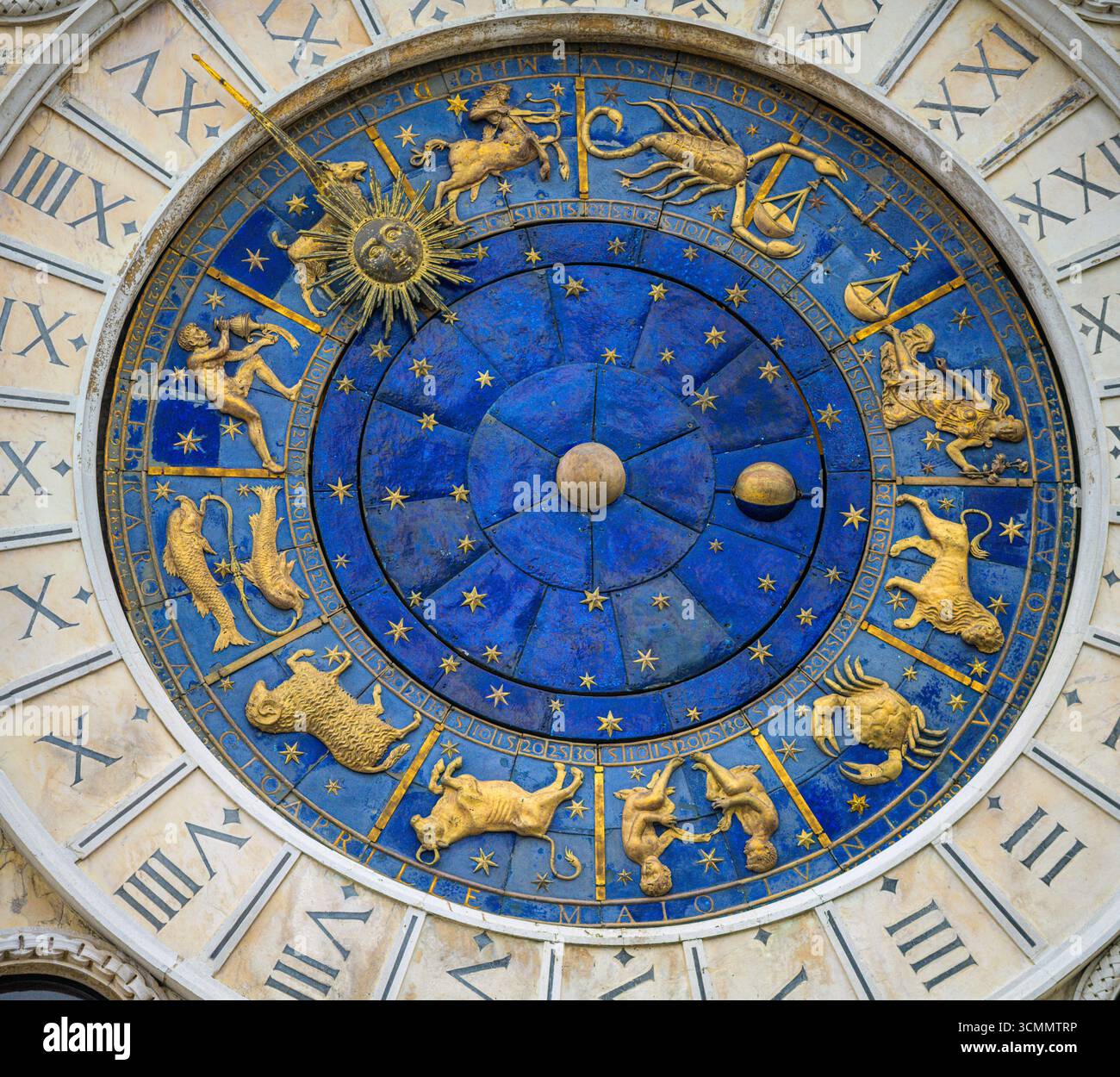 I visitatori potranno ammirare l'ornato quadrante zodiaco della Torre dell'Orologio, che mostra simboli celesti e astrologia sopra la vivace Piazza San Marco a Venezia. Foto Stock