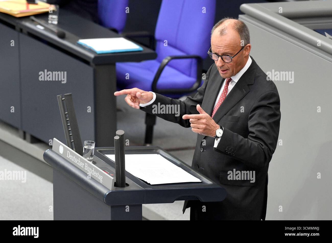 Friedrich Merz in der 24. Sitzung des 21. Deutschen Bundestages im Reichstagsgebäude. Berlino, 17.09.2025 *** Friedrich Merz alla 24a sessione del 21 Bundestag tedesco nell'edificio del Reichstag Berlino, 17 09 2025 foto:XF.xKernx/xFuturexImagex bundestagssitzung24_5939 Foto Stock