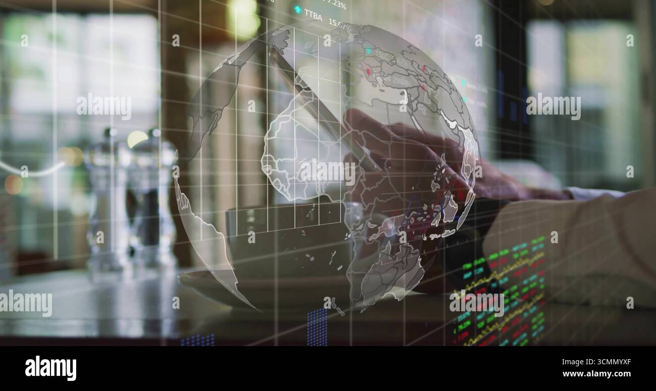 Manipolare i grafici man utilizzando lo stilo sul tablet nella finestra dell'area di lavoro, con sovrapposizione di caffè e globo Foto Stock