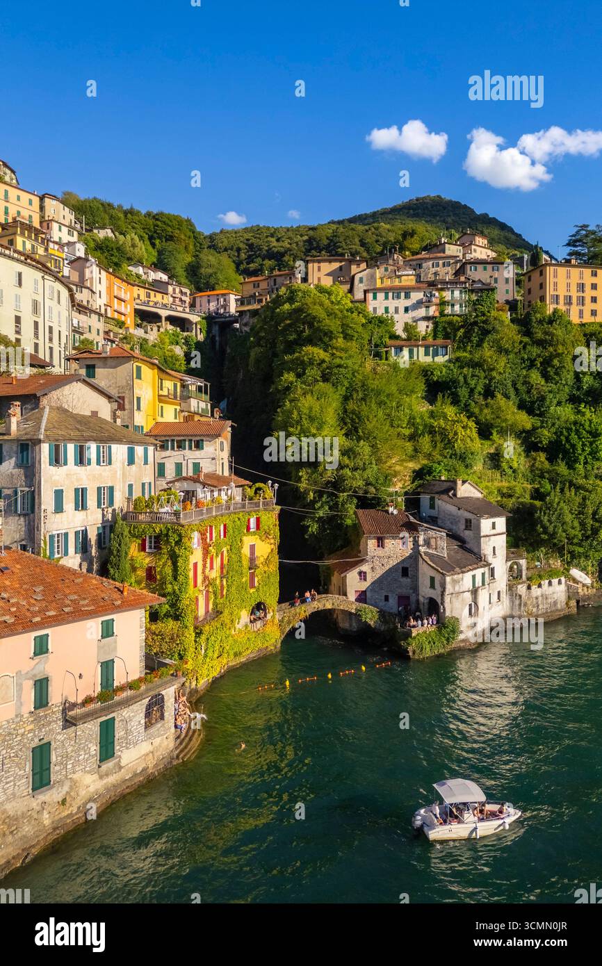 Veduta aerea della cittadina di Nesso, costruita sulla gola omonima. Nesso, lago di Como, provincia di Como, Lombardia, Italia, Europa. Foto Stock