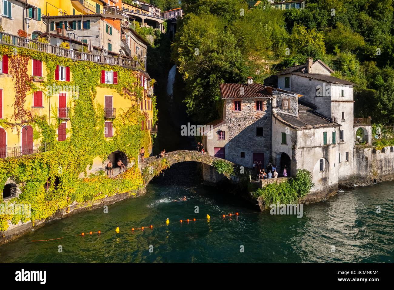 Veduta aerea della cittadina di Nesso, costruita sulla gola omonima. Nesso, lago di Como, provincia di Como, Lombardia, Italia, Europa. Foto Stock