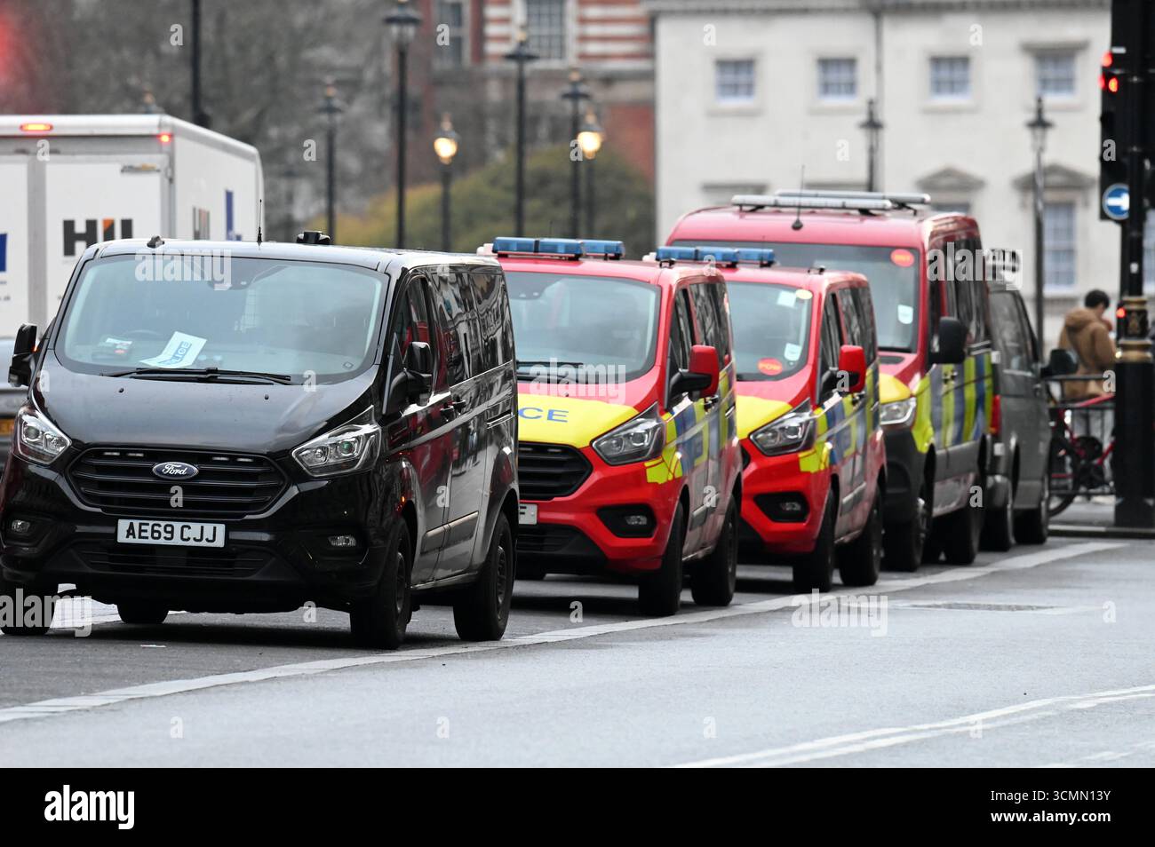 Una fila di furgoni della polizia metropolitana schierati a Whitehall, Londra Foto Stock