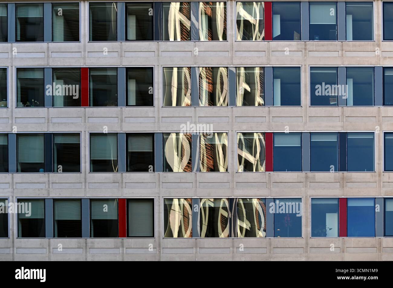 Un edificio che si riflette nelle finestre di un altro nel centro di Londra, Inghilterra. Foto Stock
