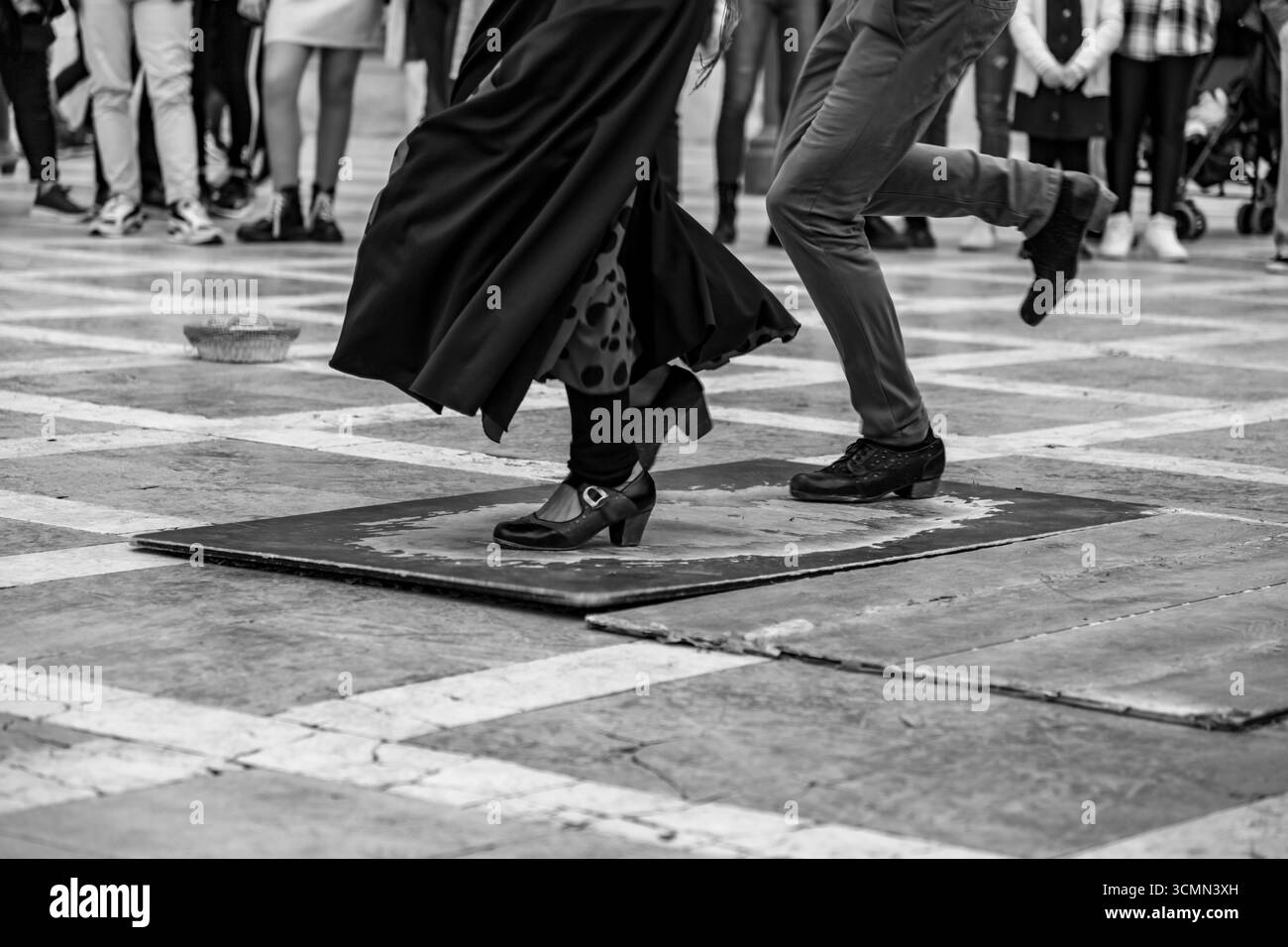 Gruppo di artisti gitani che eseguono arte del flamenco per strada a Granada, Andalusia, Spagna. Foto Stock