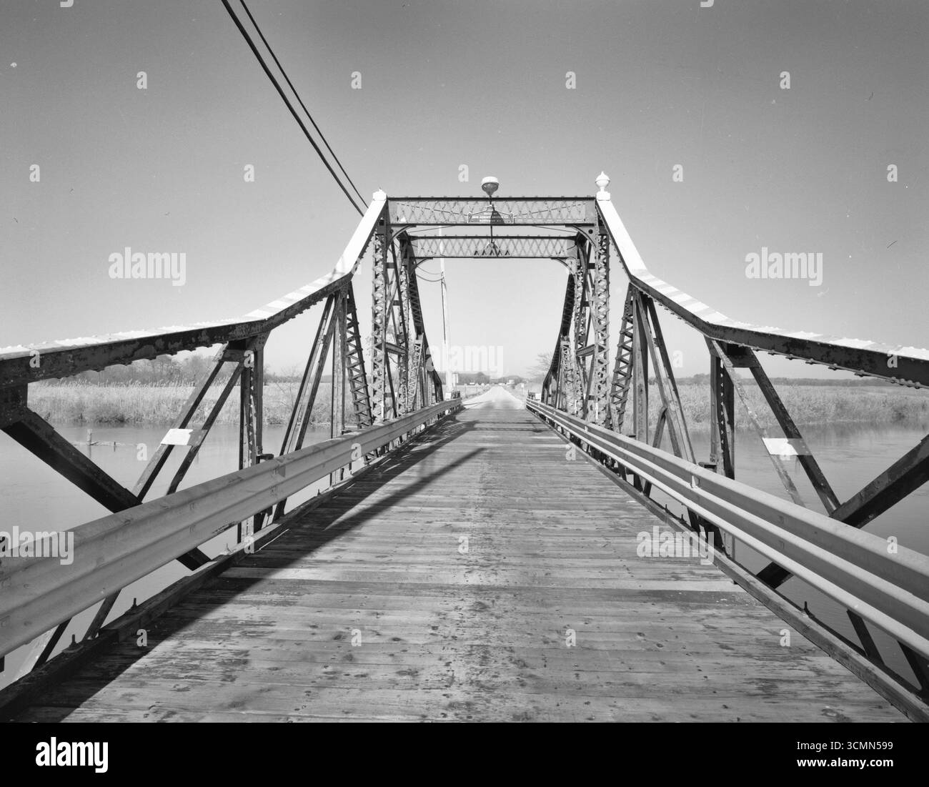 Vista sul ponte che guarda a nord. - New Bridge Road Alloways Creek Bridge, che attraversa Alloways Creek su New Bridge Road (County Road No. 623), Hancocks Bridge, Salem County, NJ Foto Stock