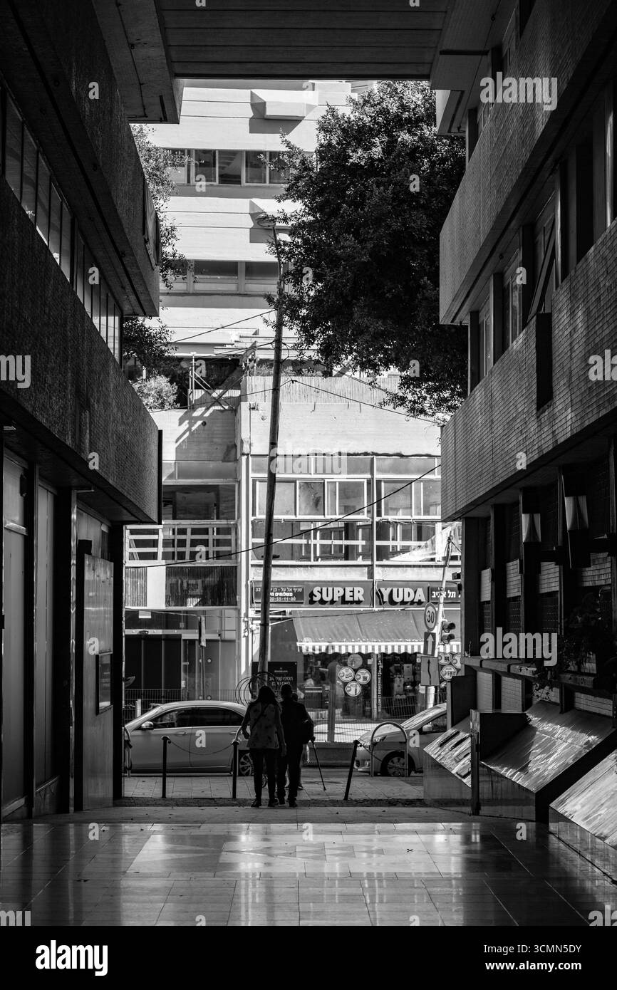 Tel Aviv, Israele - 12 ottobre 2023 - Vista della strada dai quartieri centrali di Tel Aviv, Israele. Foto Stock