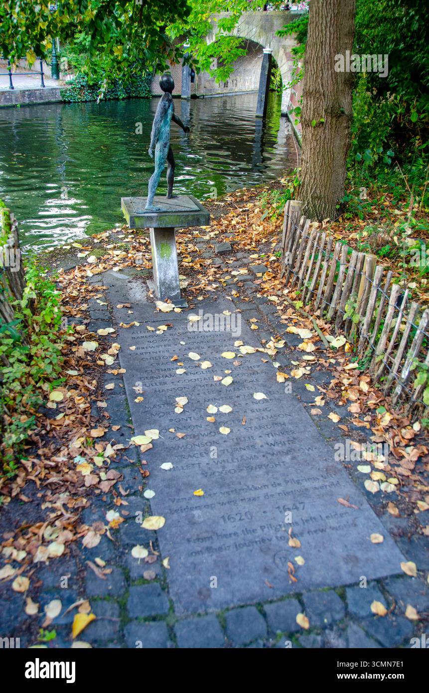 Monumento a Leida lungo il Vliet, punto di imbarco dei Mayflower Pilgims, Paesi Bassi. Foto Stock