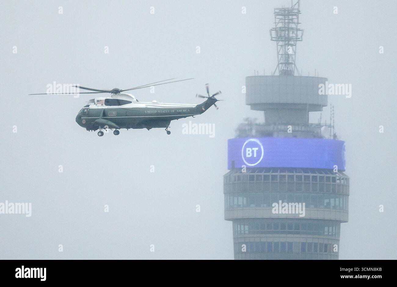 Londra, Regno Unito. 17 settembre 2025. L'elicottero Marine One, che trasporta il presidente degli Stati Uniti Donald Trump, passa davanti alla torre BT mentre lascia il Regent's Park, sede dell'ambasciatore degli Stati Uniti nel centro di Londra, per dirigersi al Castello di Windsor, il primo giorno di una visita di stato nel Regno Unito. Credito fotografico: Ben Cawthra/Sipa USA credito: SIPA USA/Alamy Live News Foto Stock