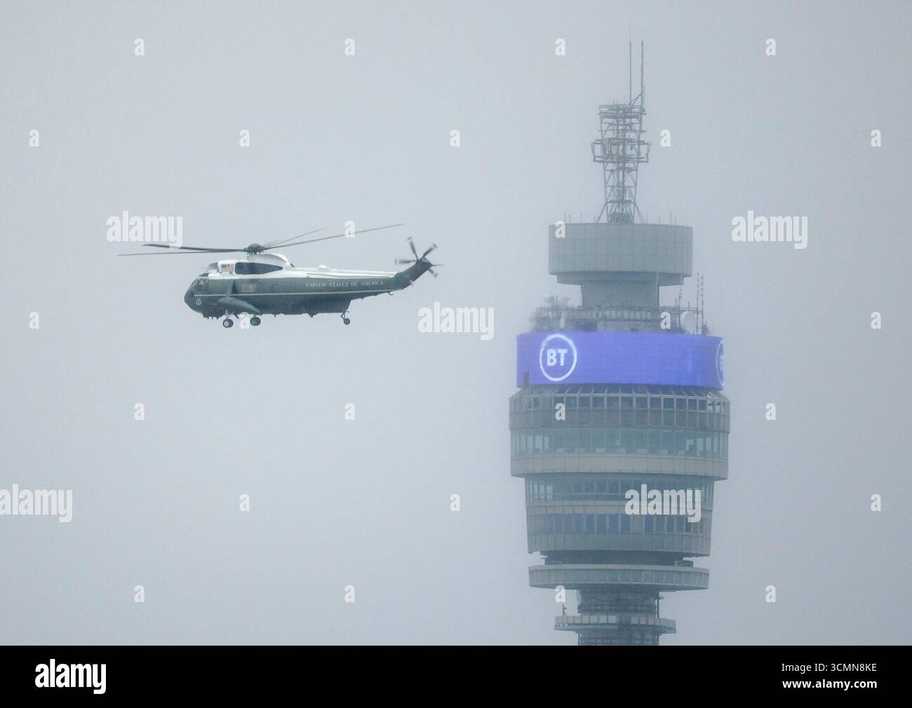 Londra, Regno Unito. 17 settembre 2025. L'elicottero Marine One, che trasporta il presidente degli Stati Uniti Donald Trump, passa davanti alla torre BT mentre lascia il Regent's Park, sede dell'ambasciatore degli Stati Uniti nel centro di Londra, per dirigersi al Castello di Windsor, il primo giorno di una visita di stato nel Regno Unito. Credito fotografico: Ben Cawthra/Sipa USA credito: SIPA USA/Alamy Live News Foto Stock