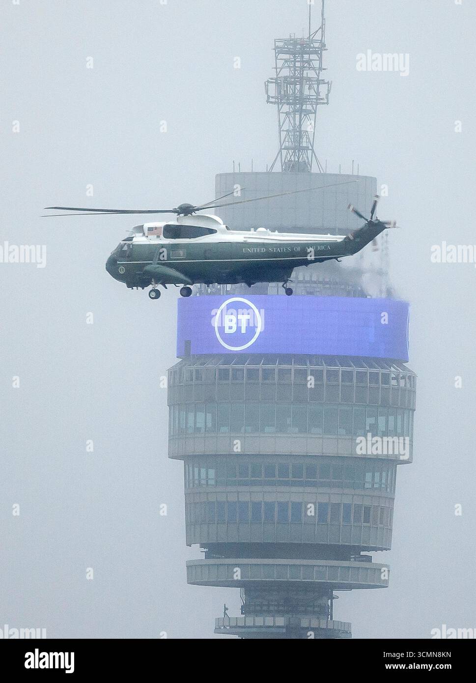Londra, Regno Unito. 17 settembre 2025. L'elicottero Marine One, che trasporta il presidente degli Stati Uniti Donald Trump, passa davanti alla torre BT mentre lascia il Regent's Park, sede dell'ambasciatore degli Stati Uniti nel centro di Londra, per dirigersi al Castello di Windsor, il primo giorno di una visita di stato nel Regno Unito. Credito fotografico: Ben Cawthra/Sipa USA credito: SIPA USA/Alamy Live News Foto Stock