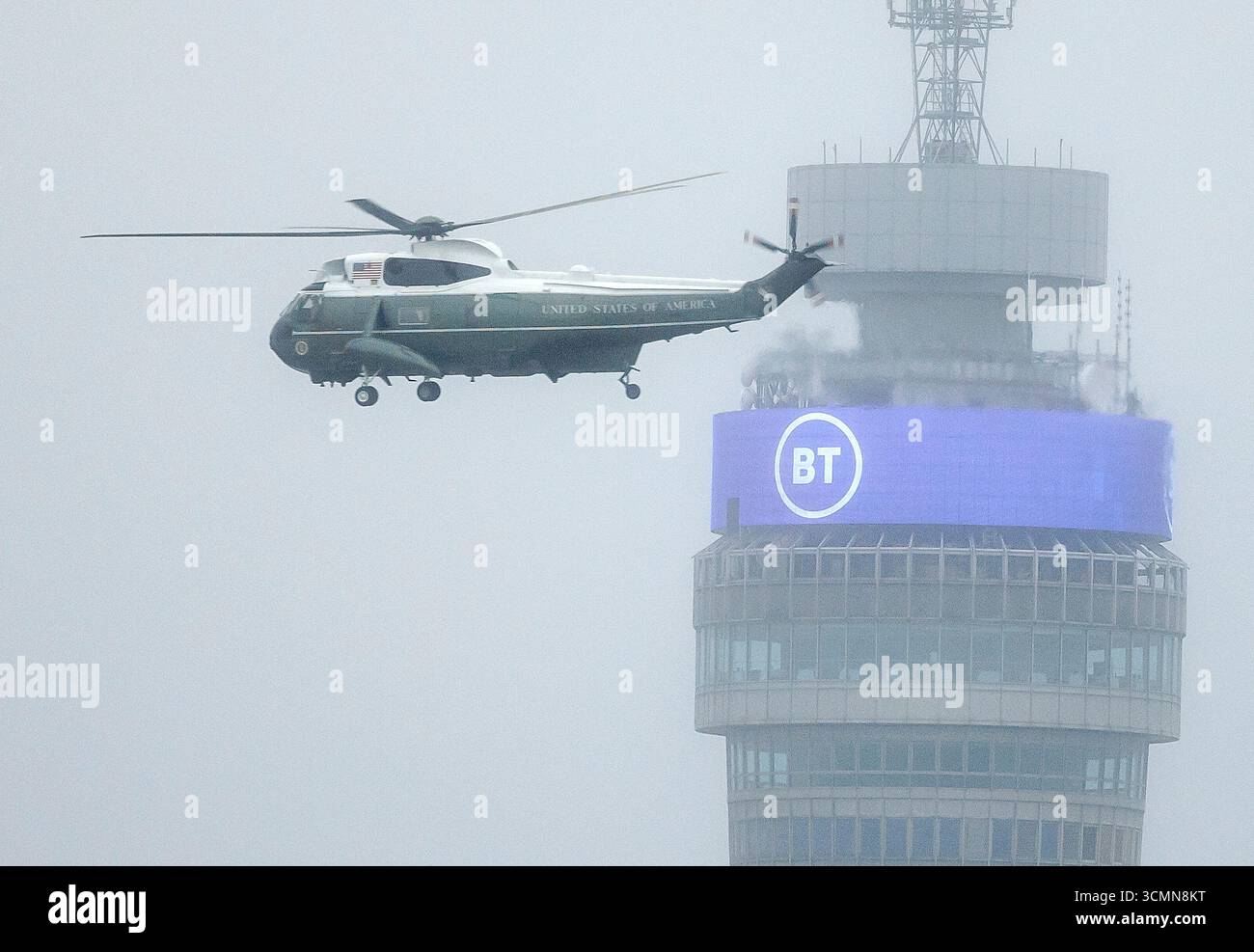 Londra, Regno Unito. 17 settembre 2025. L'elicottero Marine One, che trasporta il presidente degli Stati Uniti Donald Trump, passa davanti alla torre BT mentre lascia il Regent's Park, sede dell'ambasciatore degli Stati Uniti nel centro di Londra, per dirigersi al Castello di Windsor, il primo giorno di una visita di stato nel Regno Unito. Credito fotografico: Ben Cawthra/Sipa USA credito: SIPA USA/Alamy Live News Foto Stock