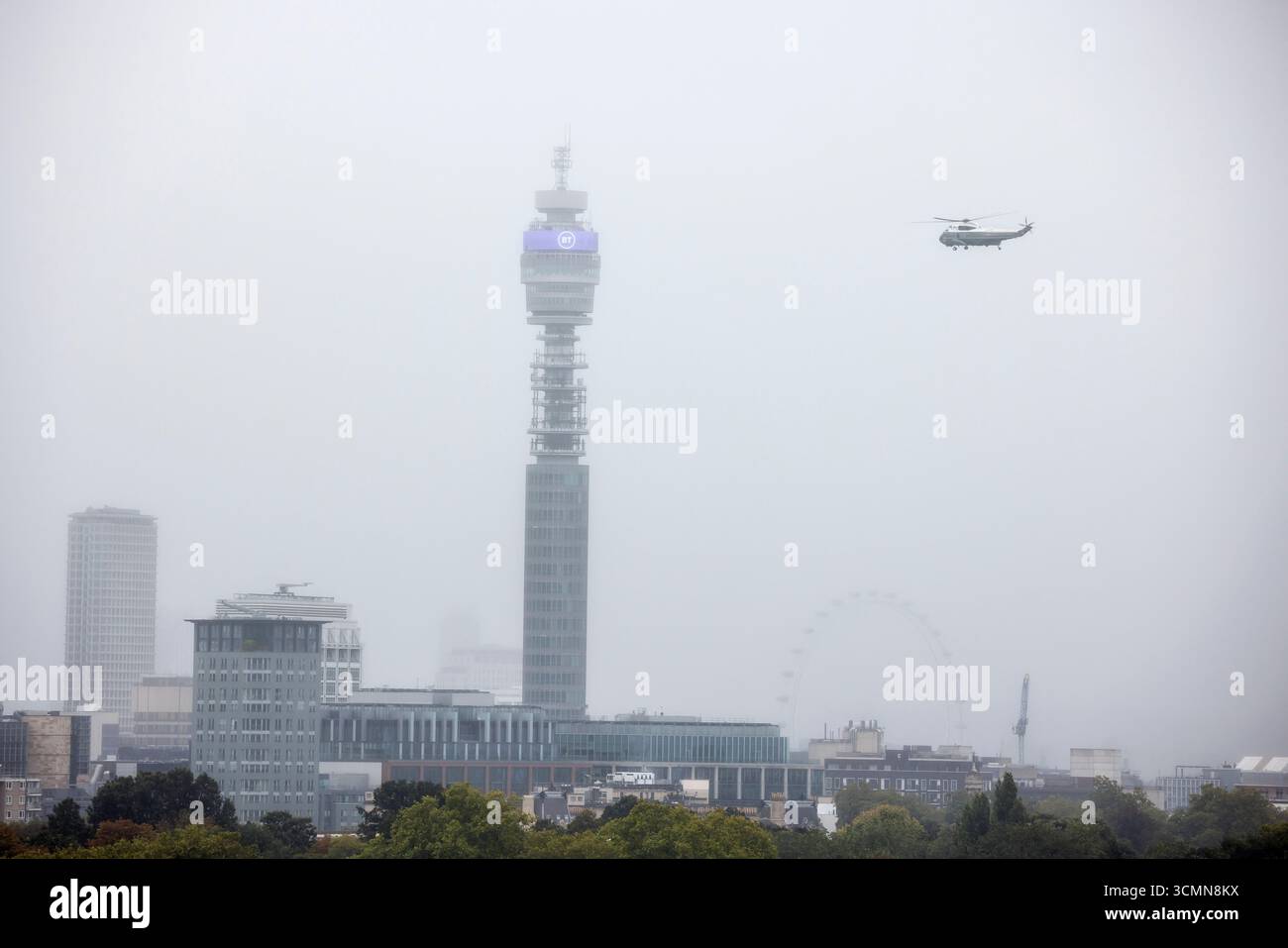 Londra, Regno Unito. 17 settembre 2025. L'elicottero Marine One, che trasporta il presidente degli Stati Uniti Donald Trump, passa davanti alla torre BT mentre lascia il Regent's Park, sede dell'ambasciatore degli Stati Uniti nel centro di Londra, per dirigersi al Castello di Windsor, il primo giorno di una visita di stato nel Regno Unito. Credito fotografico: Ben Cawthra/Sipa USA credito: SIPA USA/Alamy Live News Foto Stock