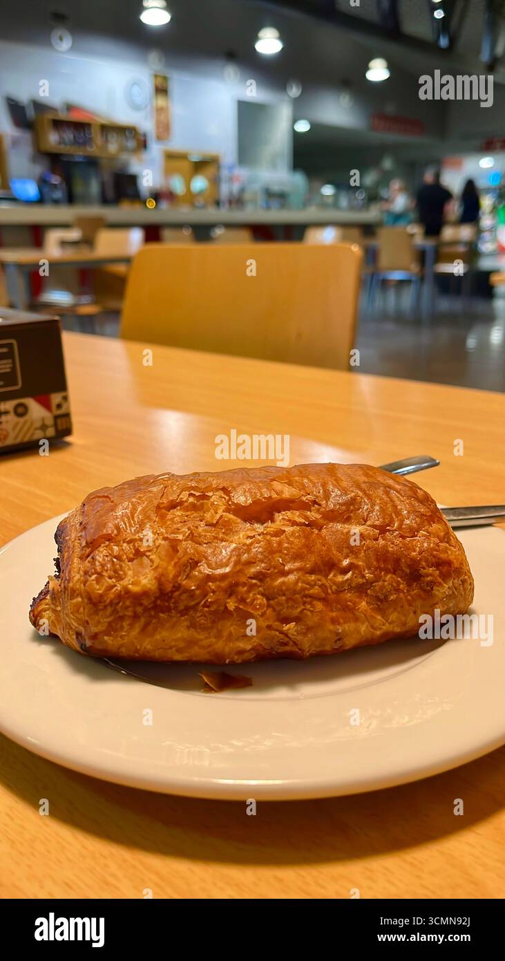 Croissant al cioccolato su un piatto al ristorante Los Chopos Santillana a-67 area di servizio Santillana de Campos Palencia Castiglia e León Spagna Europa - Immagine stock catturata con smartphone