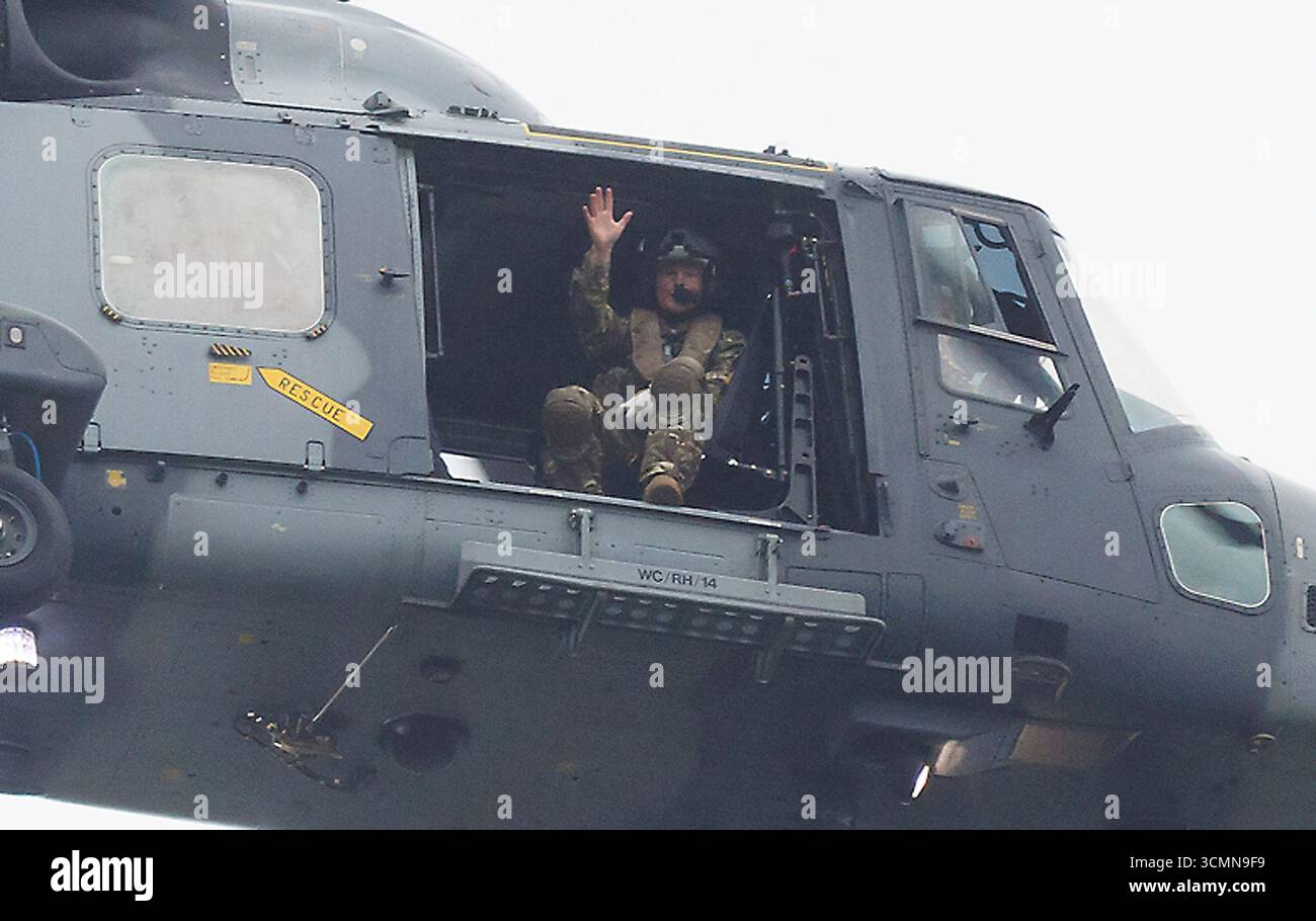 Londra, Regno Unito. 17 settembre 2025. Il personale militare è visto sventolare da un elicottero della RAF che fornisce supporto aereo all'elicottero Marine One, trasportando il presidente degli Stati Uniti Donald Trump (non nella foto), mentre lascia il Regent's Park, sede dell'ambasciatore degli Stati Uniti nel centro di Londra, per dirigersi al Castello di Windsor, il primo giorno di una visita di stato nel Regno Unito. Credito fotografico: Ben Cawthra/Sipa USA credito: SIPA USA/Alamy Live News Foto Stock