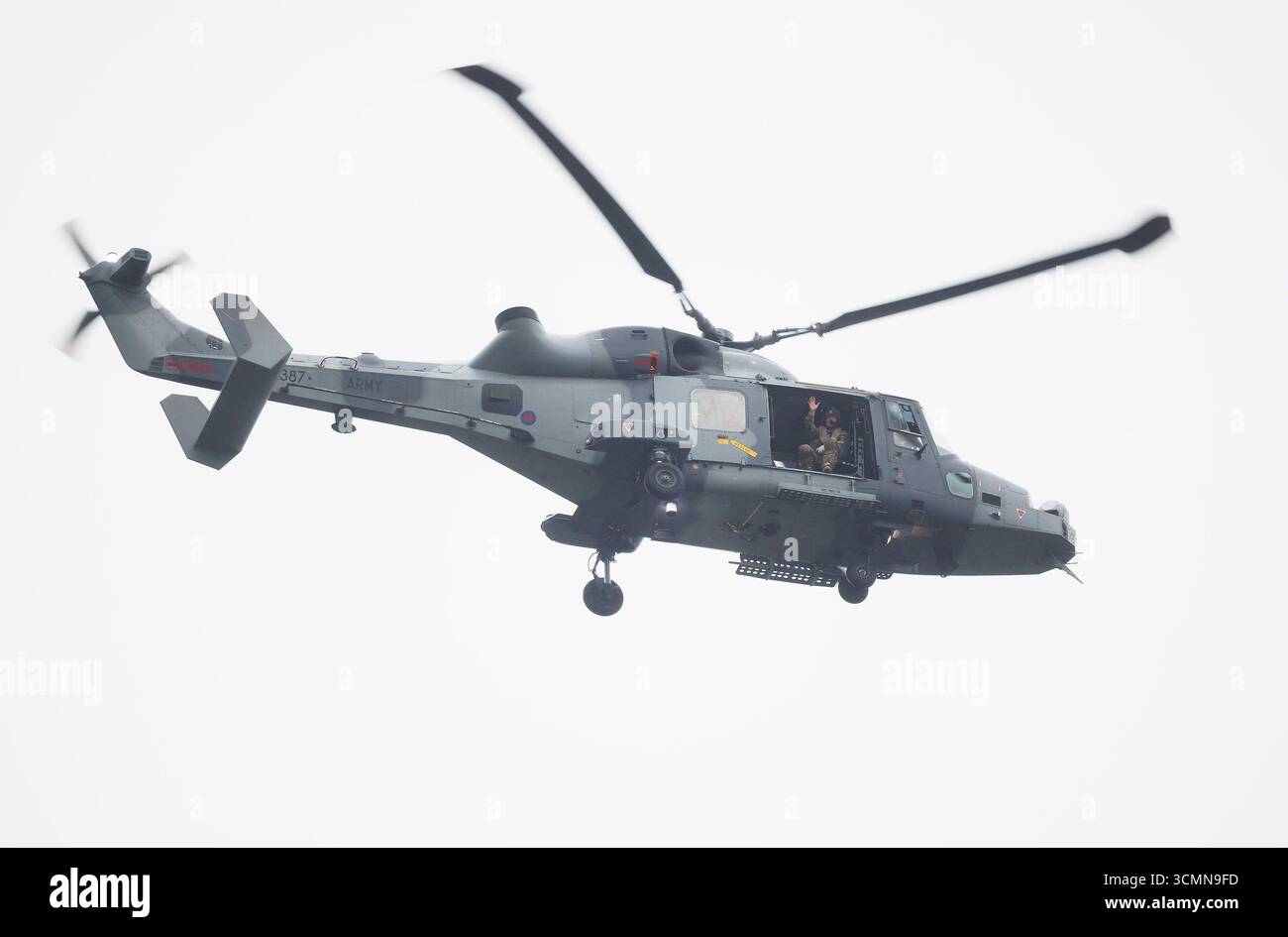 Londra, Regno Unito. 17 settembre 2025. Il personale militare è visto sventolare da un elicottero della RAF che fornisce supporto aereo all'elicottero Marine One, trasportando il presidente degli Stati Uniti Donald Trump (non nella foto), mentre lascia il Regent's Park, sede dell'ambasciatore degli Stati Uniti nel centro di Londra, per dirigersi al Castello di Windsor, il primo giorno di una visita di stato nel Regno Unito. Credito fotografico: Ben Cawthra/Sipa USA credito: SIPA USA/Alamy Live News Foto Stock