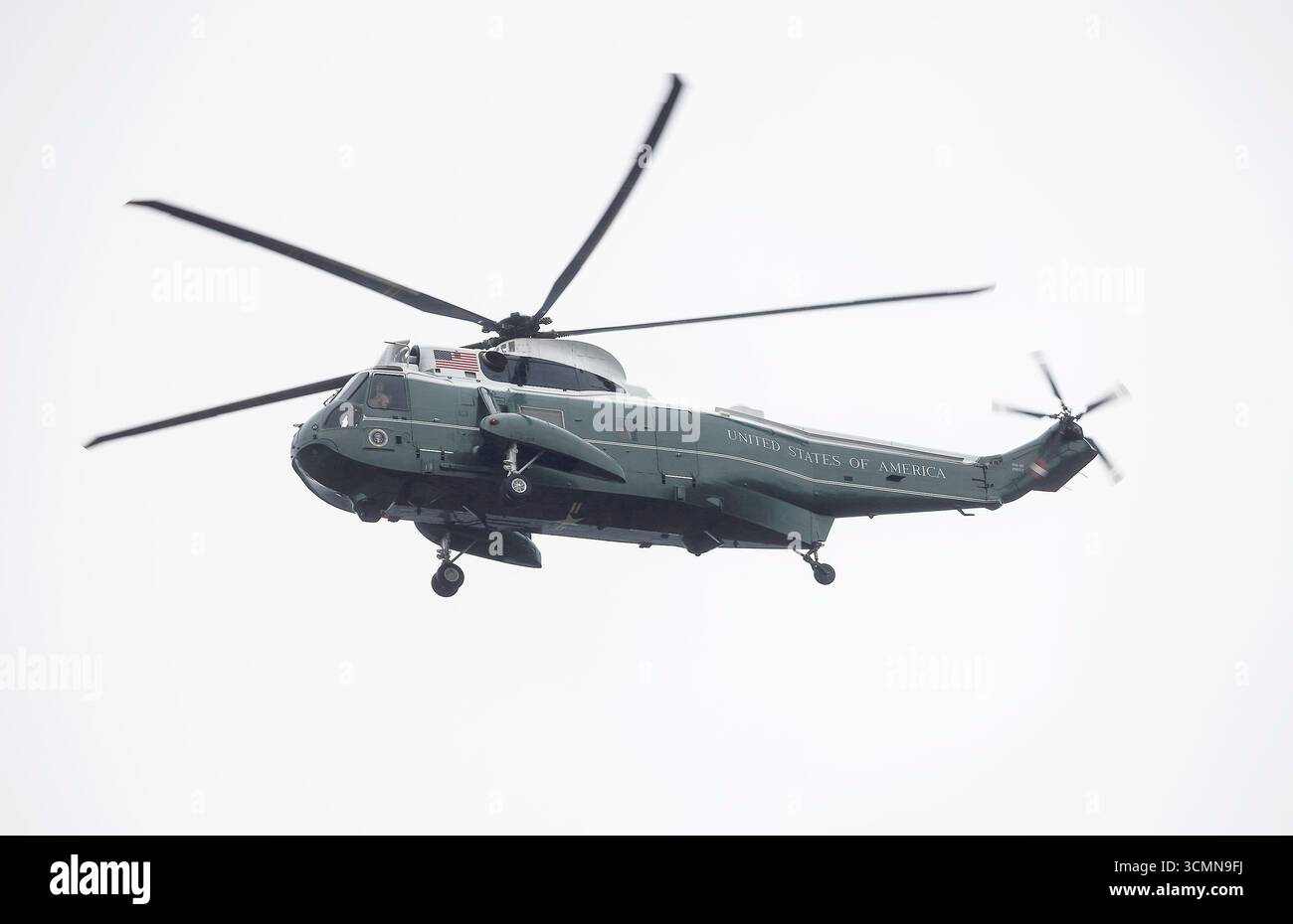 Londra, Regno Unito. 17 settembre 2025. L'elicottero Marine One, che trasporta il presidente degli Stati Uniti Donald Trump, lascia il Regent's Park, sede dell'ambasciatore degli Stati Uniti nel centro di Londra, per dirigersi al Castello di Windsor, il primo giorno di una visita di stato nel Regno Unito. Credito fotografico: Ben Cawthra/Sipa USA credito: SIPA USA/Alamy Live News Foto Stock