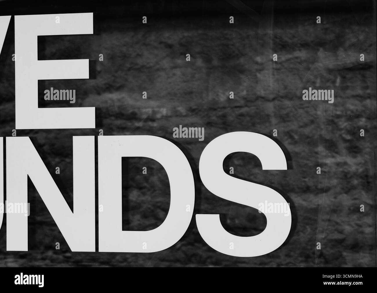 "Fine" - testo creativo sulla prospettiva del vetro. Tonalità monocromatiche. Foto Stock