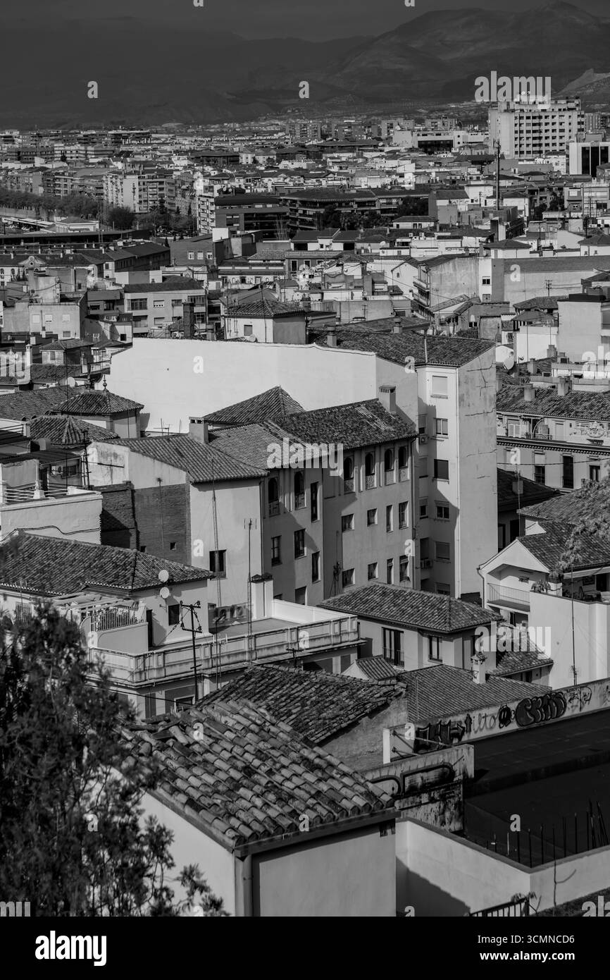 Granada, Spagna - 23 febbraio 2022: Veduta aerea degli edifici della storica città di Granada in Andalusia, Spagna. Foto Stock