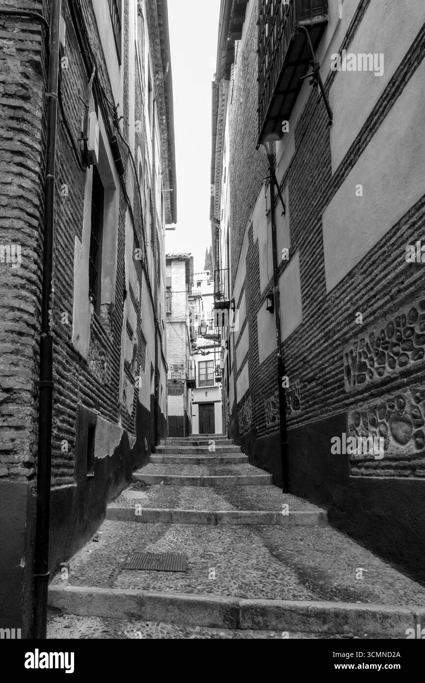 Granada, Spagna - 26 febbraio 2022: Architettura generica e vista sulla strada nella storica città di Granada nella regione Autonoma dell'Andalusia, Spai Foto Stock