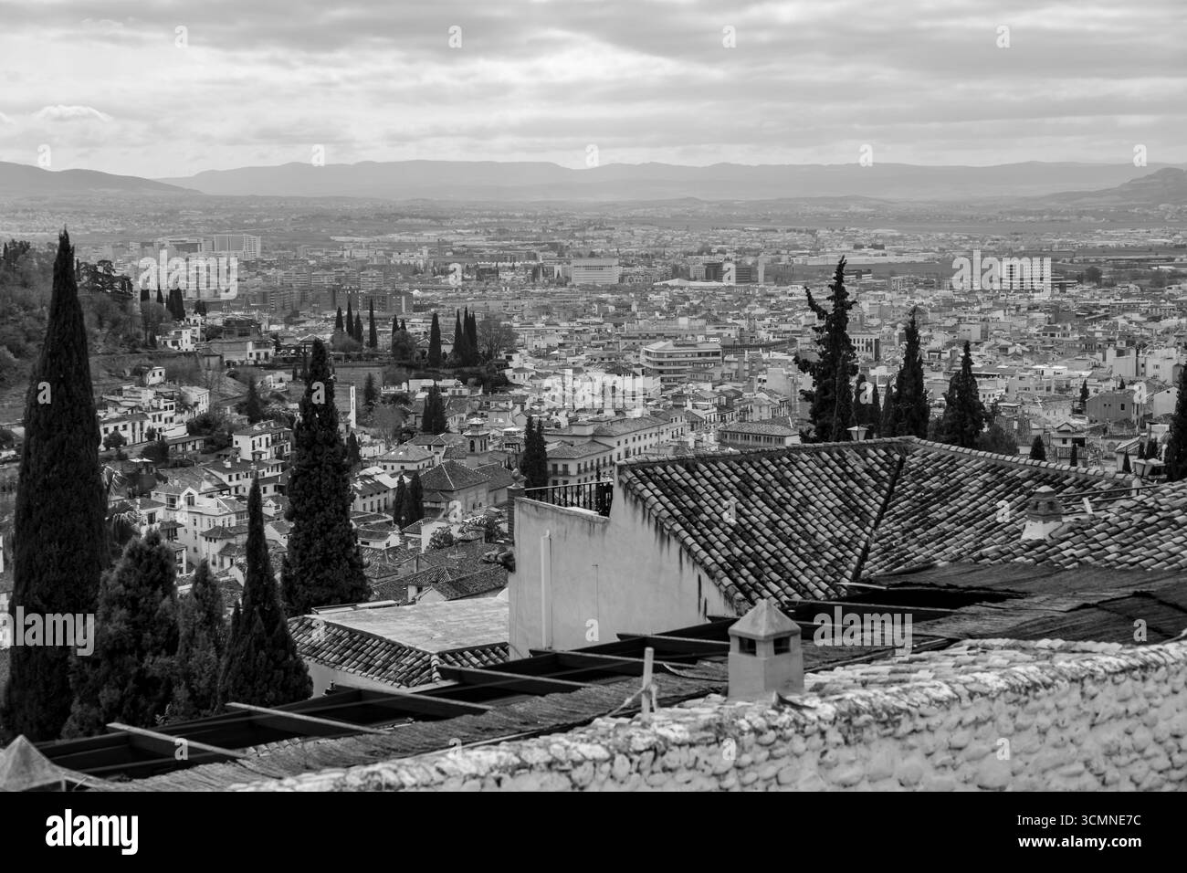 Granada, Spagna - 23 febbraio 2022: Veduta aerea degli edifici della storica città di Granada in Andalusia, Spagna. Foto Stock
