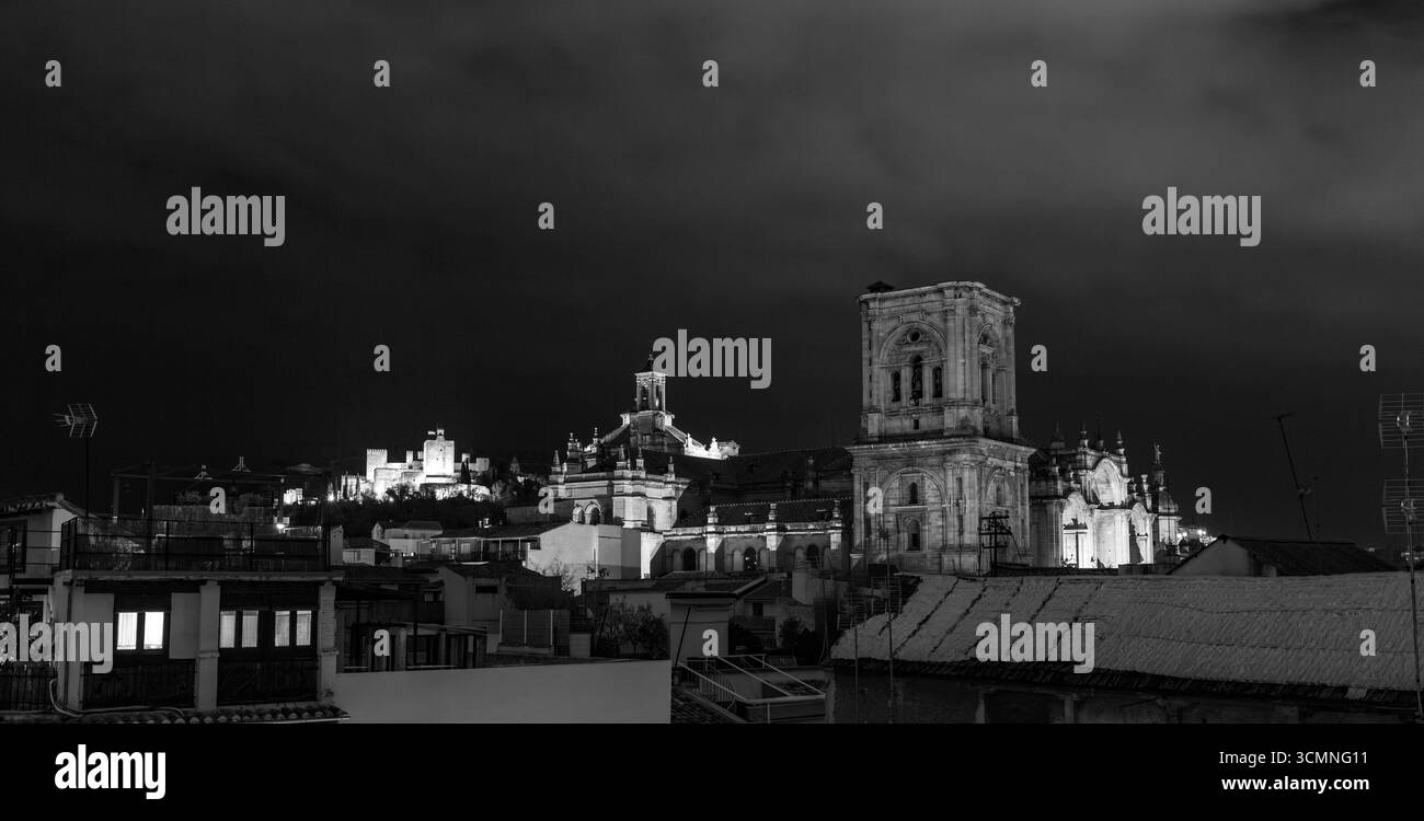 Granada, Spagna - FEB 26, 2022: Veduta aerea della storica città di Granada, Spagna. Cattedrale di Granada e Palazzo dell'Alhambra di notte. Foto Stock