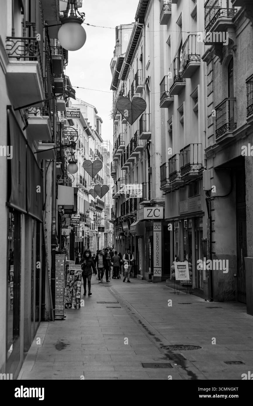 Granada, Spagna - 26 febbraio 2022: Architettura generica e vista sulla strada nella storica città di Granada nella regione Autonoma dell'Andalusia, Spai Foto Stock