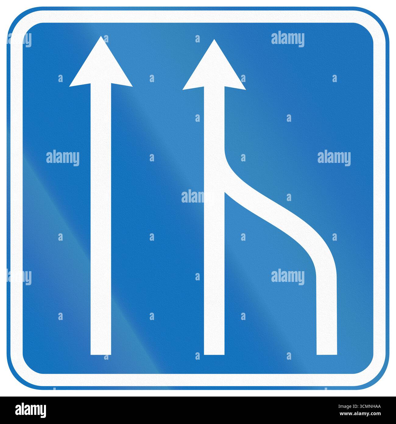 Cartello stradale per la Danimarca - la corsia di destra si unisce. Foto Stock