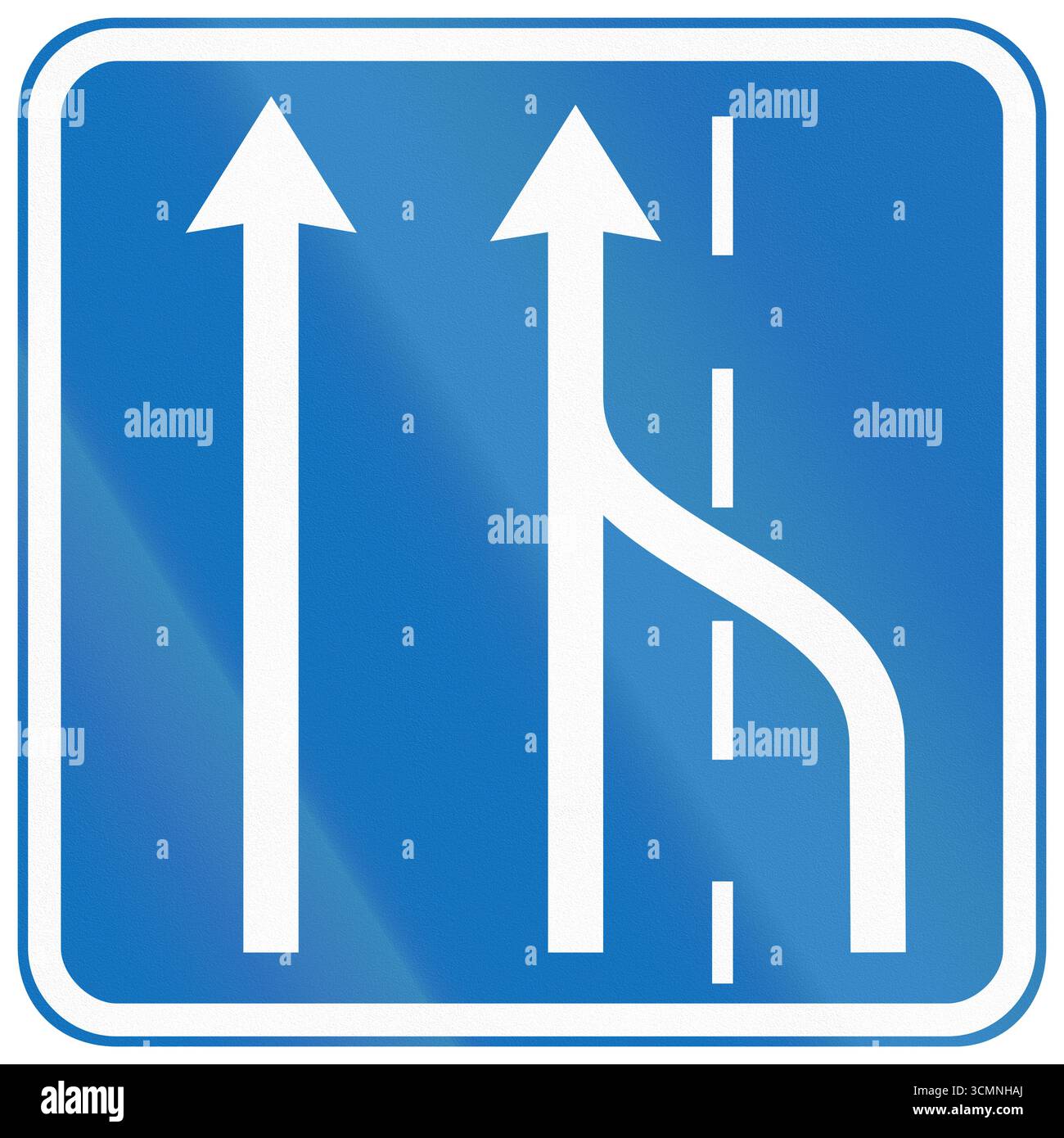 Cartello stradale per la Danimarca - la corsia di destra cambia a sinistra. Foto Stock