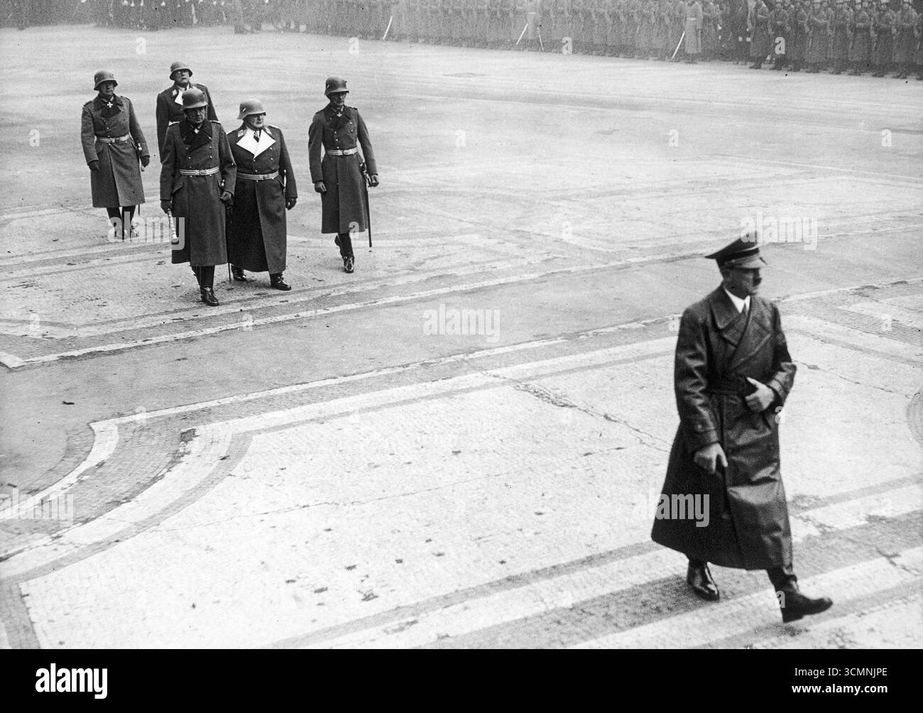 Cerimonia funebre del generale Erich Ludendorf a Monaco di Baviera - Adolf Hitler Walkin di fronte, 1937 Foto Stock