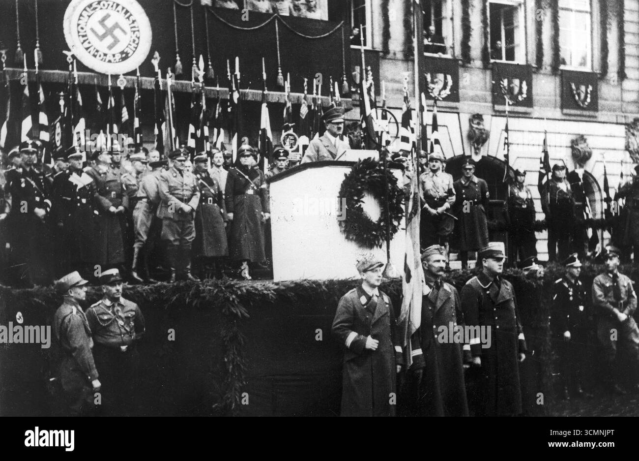 Il Cancelliere del Reich Adolf Hitler si rivolge alla folla riunita. Sono visibili i portabandiera, Coburg 1937 Foto Stock
