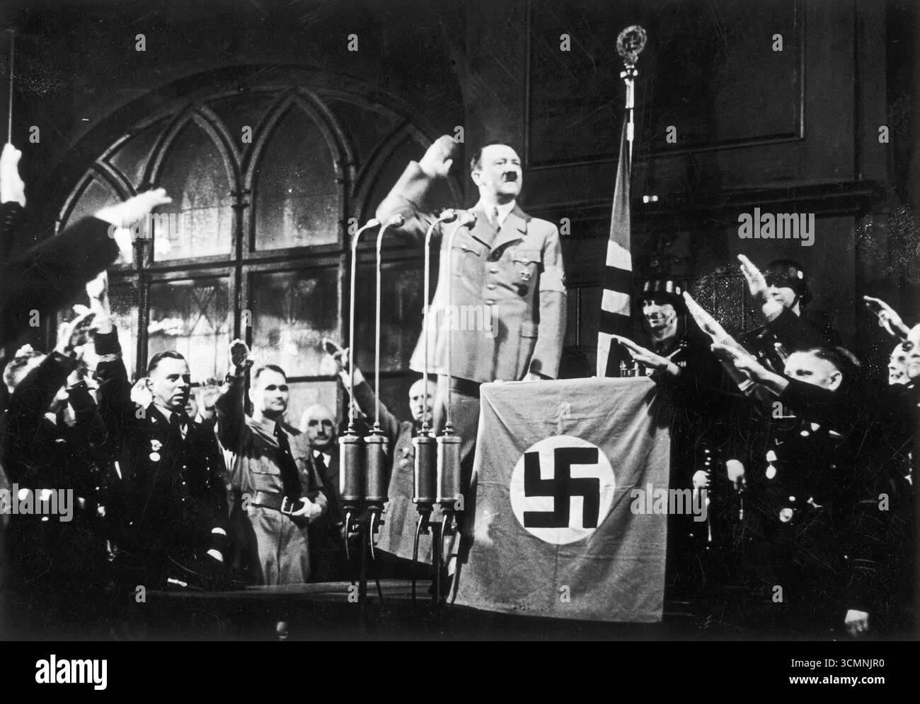 Il Cancelliere del Reich Adolf Hitler parla alla birreria Hofbraeuhaus. Sono visibili, tra gli altri, Rudolf Hess. 1937 Foto Stock
