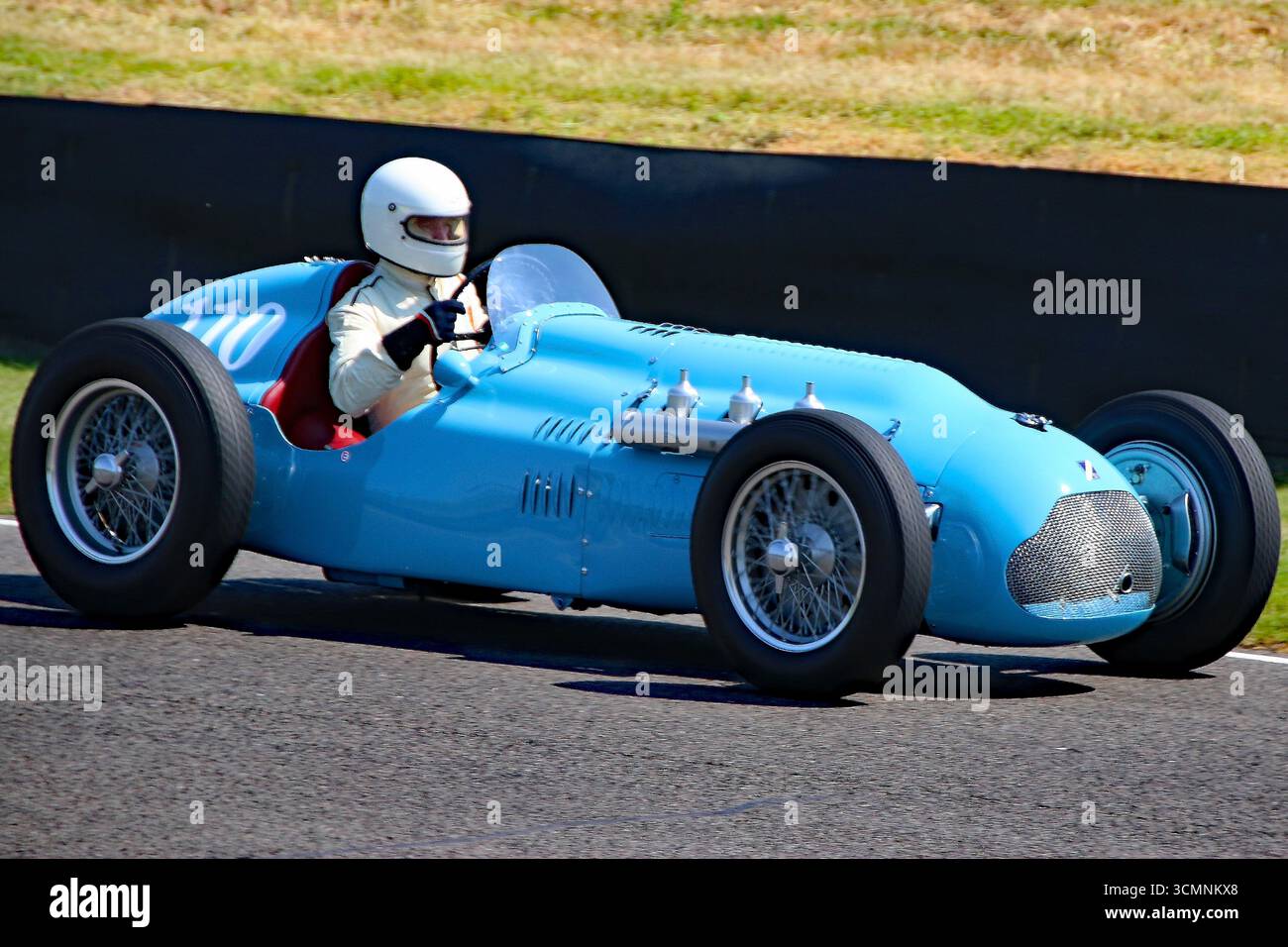Auto da corsa monoposto in stile anni '1940 pale Blue sul circuito di Goodwood Foto Stock