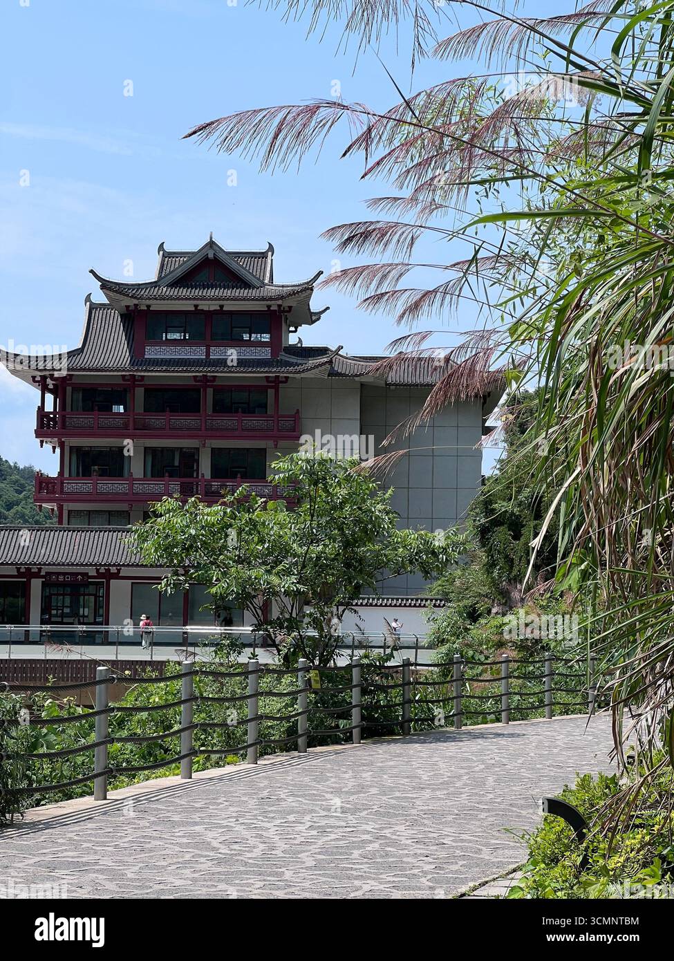 Edificio tradizionale di stile Cinese alla base dell'area panoramica del Monte Tianmen a Zhangjiajie, Hunan, Cina. Foto Stock