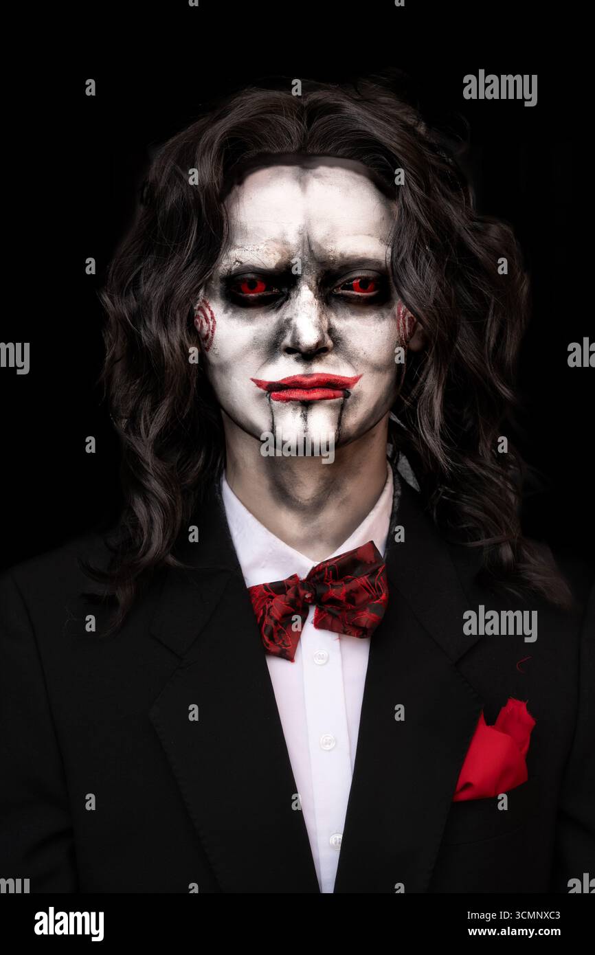 YORK, REGNO UNITO - 31 AGOSTO 2025. Un ritratto ravvicinato di un cosplayer maschile vestito da Billy the Puppet, tratto dallo spazio copia dei film horror Saw Foto Stock