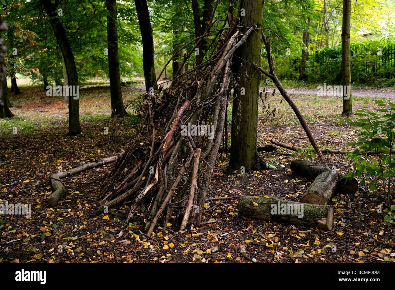 Rifugio fatto a mano fatto di rami nella foresta Foto Stock