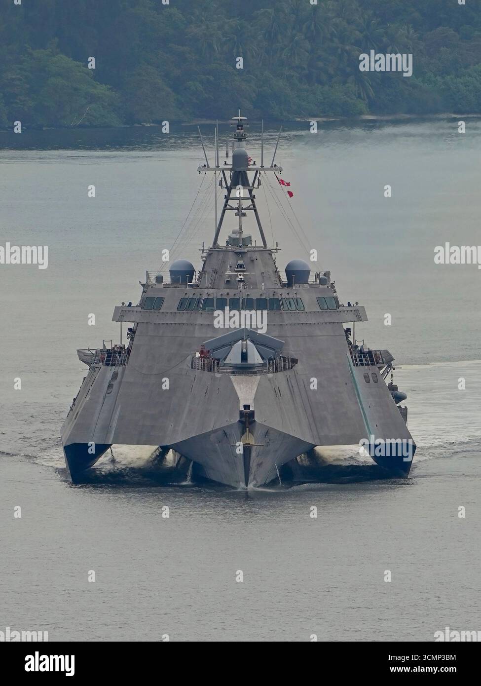 SINGAPORE - 17 SETTEMBRE 2025: La USS Cincinnati (LCS-20) è una nave da combattimento litorale della Marina degli Stati Uniti, classe Independence. Foto Stock