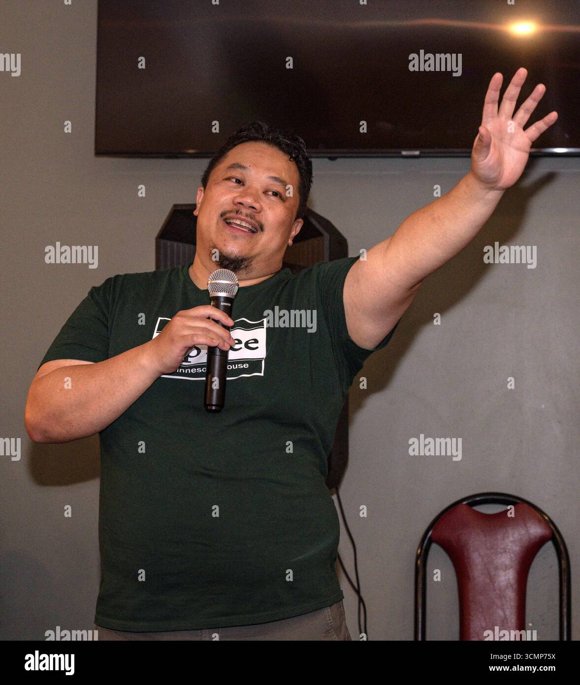 Brooklyn Park, Minnesota, Stati Uniti. 16 settembre 2025. XP LEE, candidato democratico per il seggio 34B del Minnesota House District, celebra la sua vittoria nelle elezioni speciali di oggi per il seggio precedentemente detenuto dalla presidente assassinata Melissa Hortman. La camera sarà ora un pareggio tra i rappresentanti democratici e repubblicani e la condivisione del potere sarà ancora una volta la norma.(Credit Image: © Brian Cahn/ZUMA Press Wire) SOLO USO EDITORIALE! Non per USO commerciale! Foto Stock