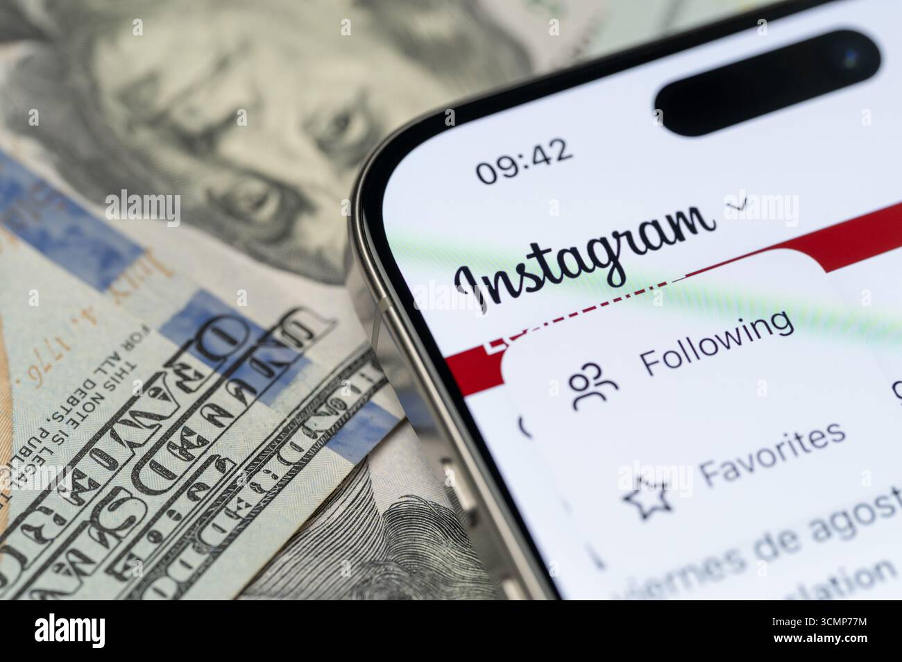 New York, USA - 12 settembre 2025: Menu dei follower di Instagram sullo schermo dello smartphone con vista ravvicinata sullo sfondo del dollaro Foto Stock