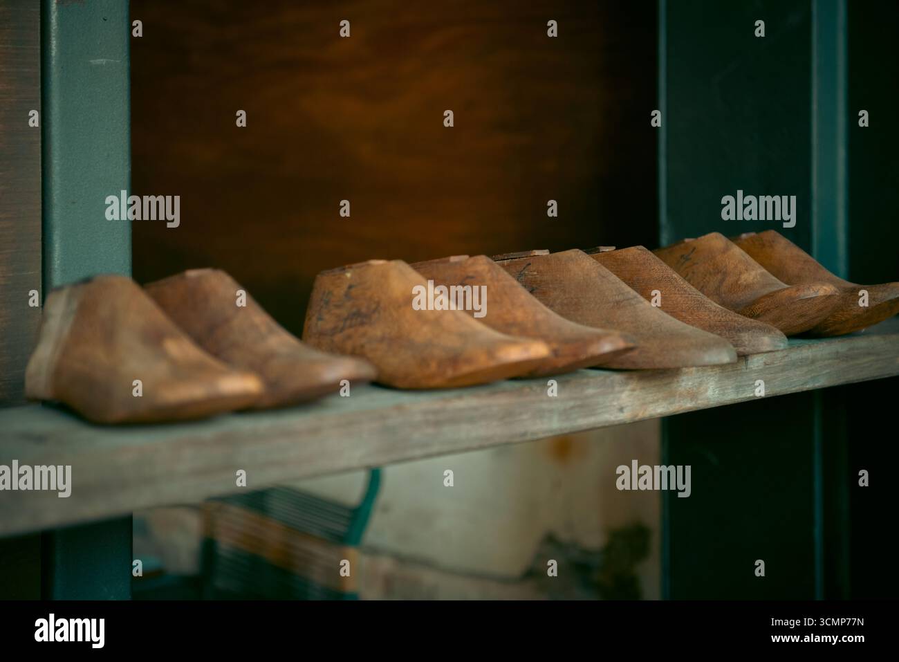 Forme di scarpe tradizionali in legno per calzature fatte a mano Foto Stock