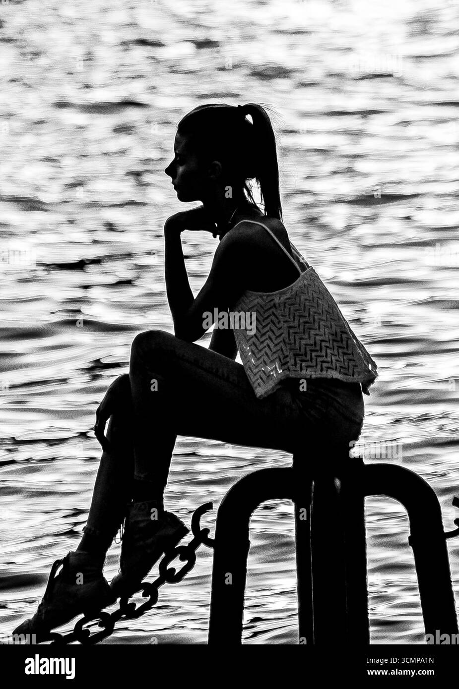 Palme in un parco verde con edifici urbani sullo sfondo, che mescolano natura e vita cittadina. Foto Stock