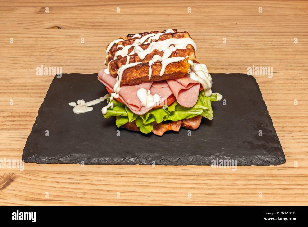 Panino di pollo alla griglia: Marinato in erbe provenzali con maionese al limone e rucola fresca su focaccia al pane Foto Stock