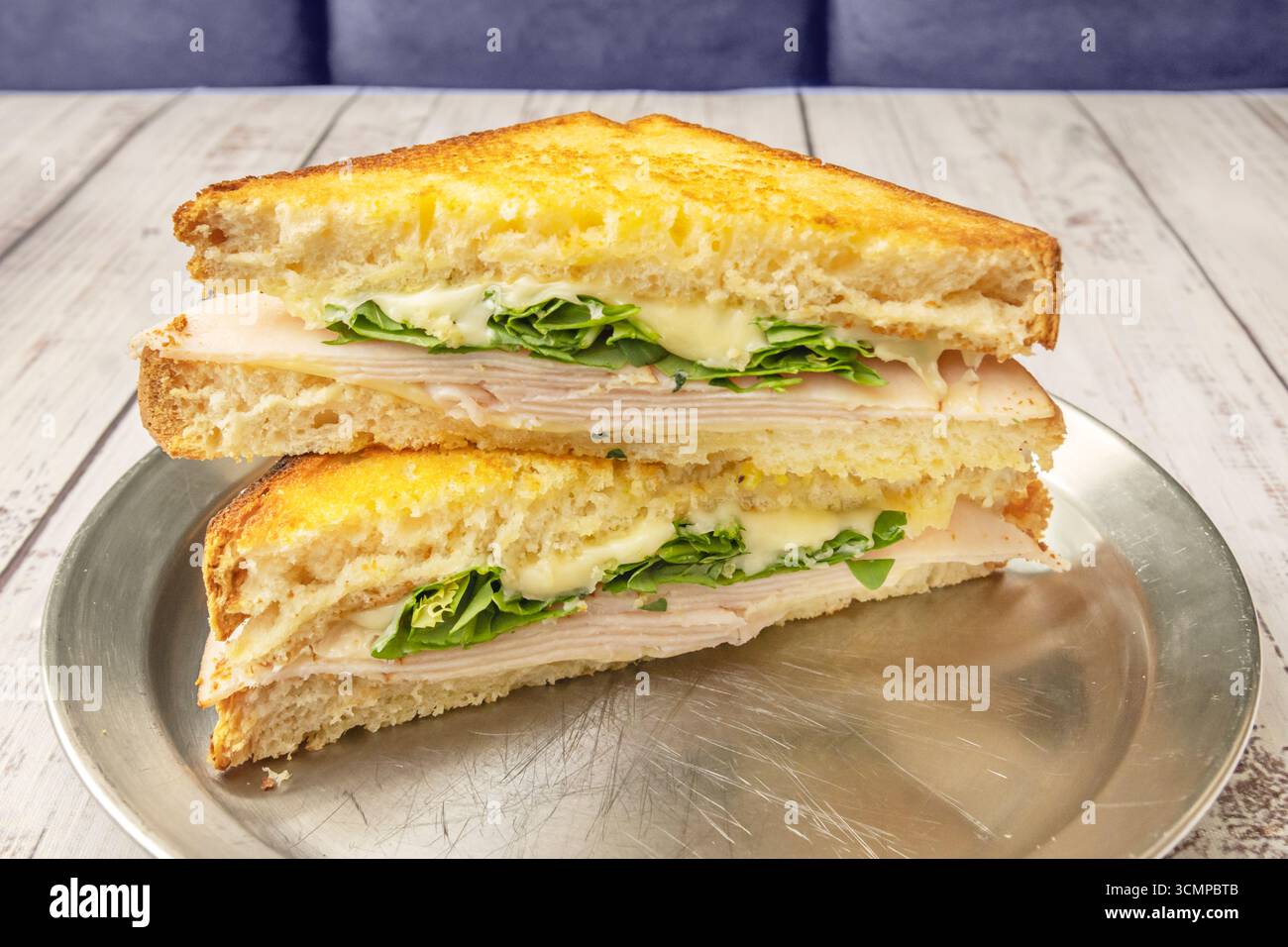 Roast Beef Sandwich: Manzo tenero a tostatura lenta, rucola, cipolle caramellate e senape vecchio stile su pane rustico Foto Stock